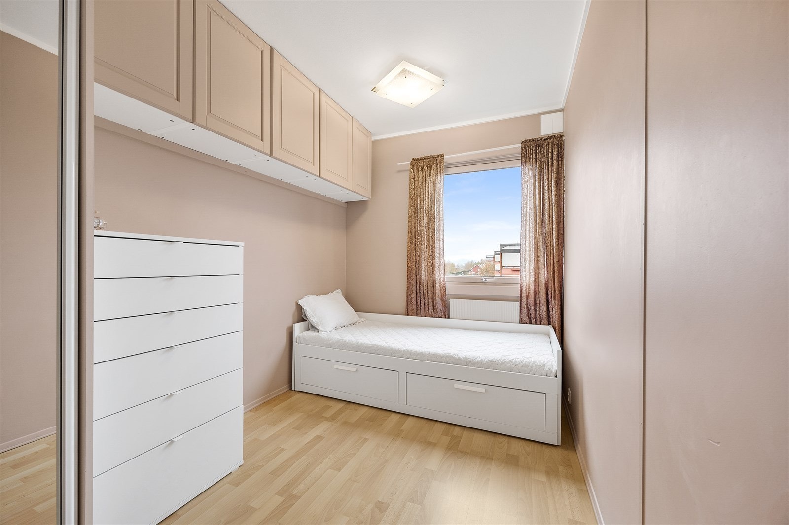 Soverommene er malt i duse og behagelige farger Galleribilde