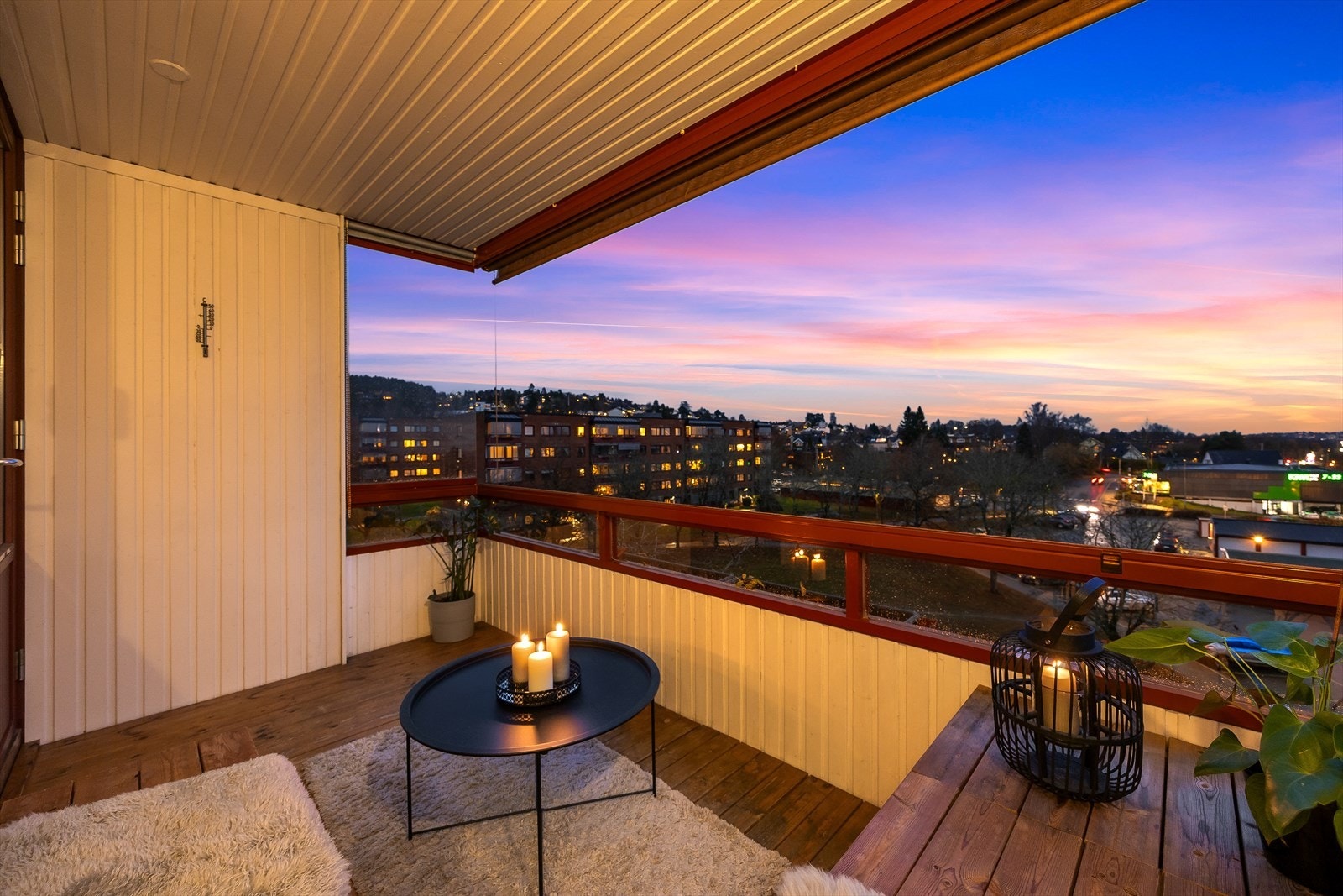 Den innglassede balkongen på 7 m² fungerer som et lunt og skjermet uterom Galleribilde