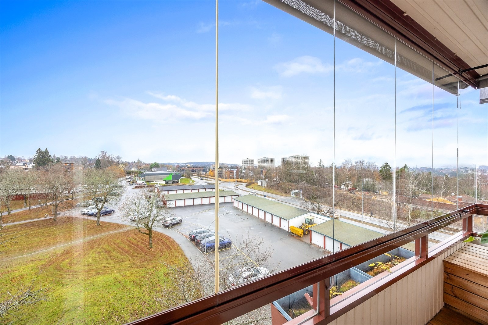 Fra balkongen er det åpen og langstrakt utsikt Galleribilde