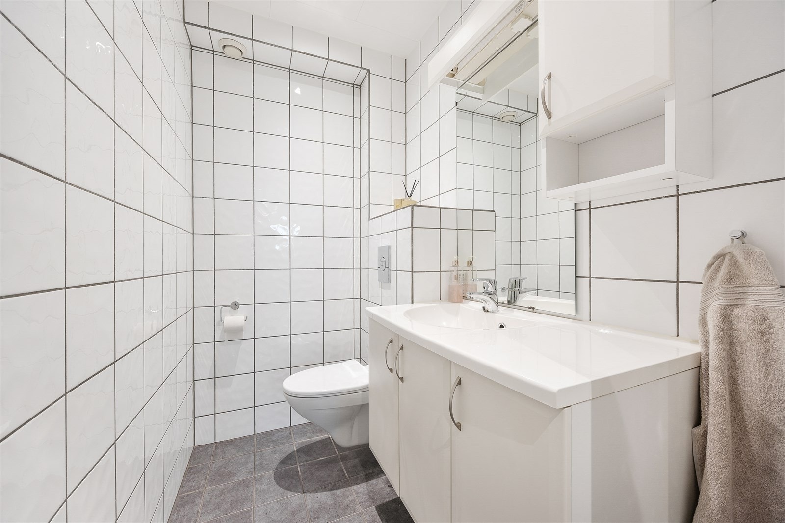 Rommet er utstyrt med vegghengt wc og servantinnredning med under- og overskap Galleribilde