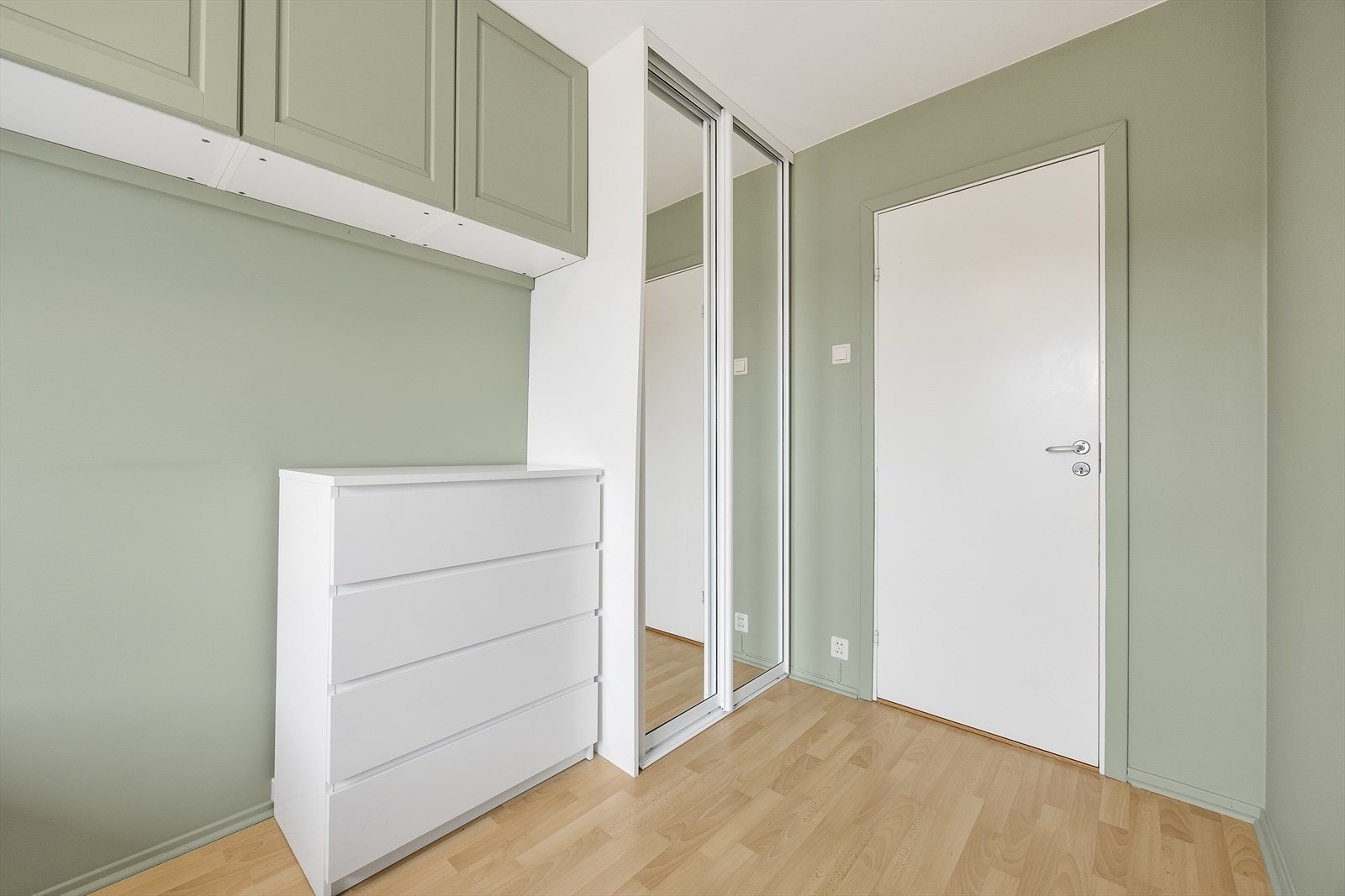 De andre soverommene har plass til seng og skrivepult, og det medfølger skyvedørsgarderobe med speilflater på begge Galleribilde