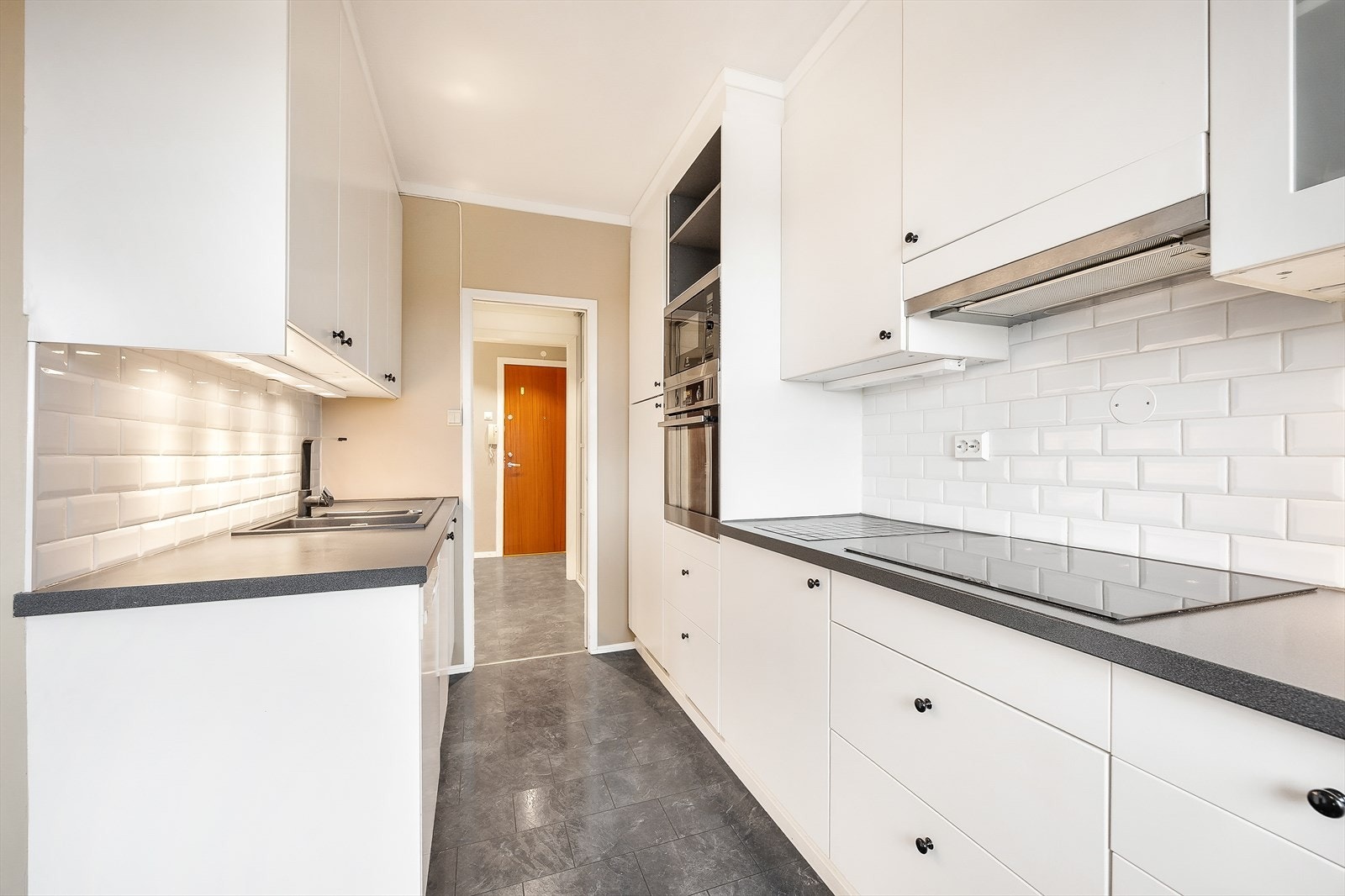 Hvite subway-fliser pryder og beskytter bakveggene Galleribilde