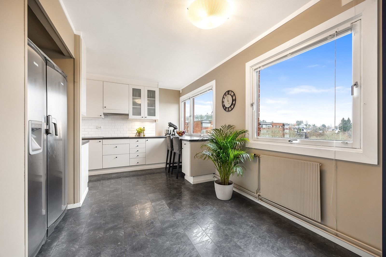 Eget romslig kjøkkenrom med plass til spisegruppe Galleribilde