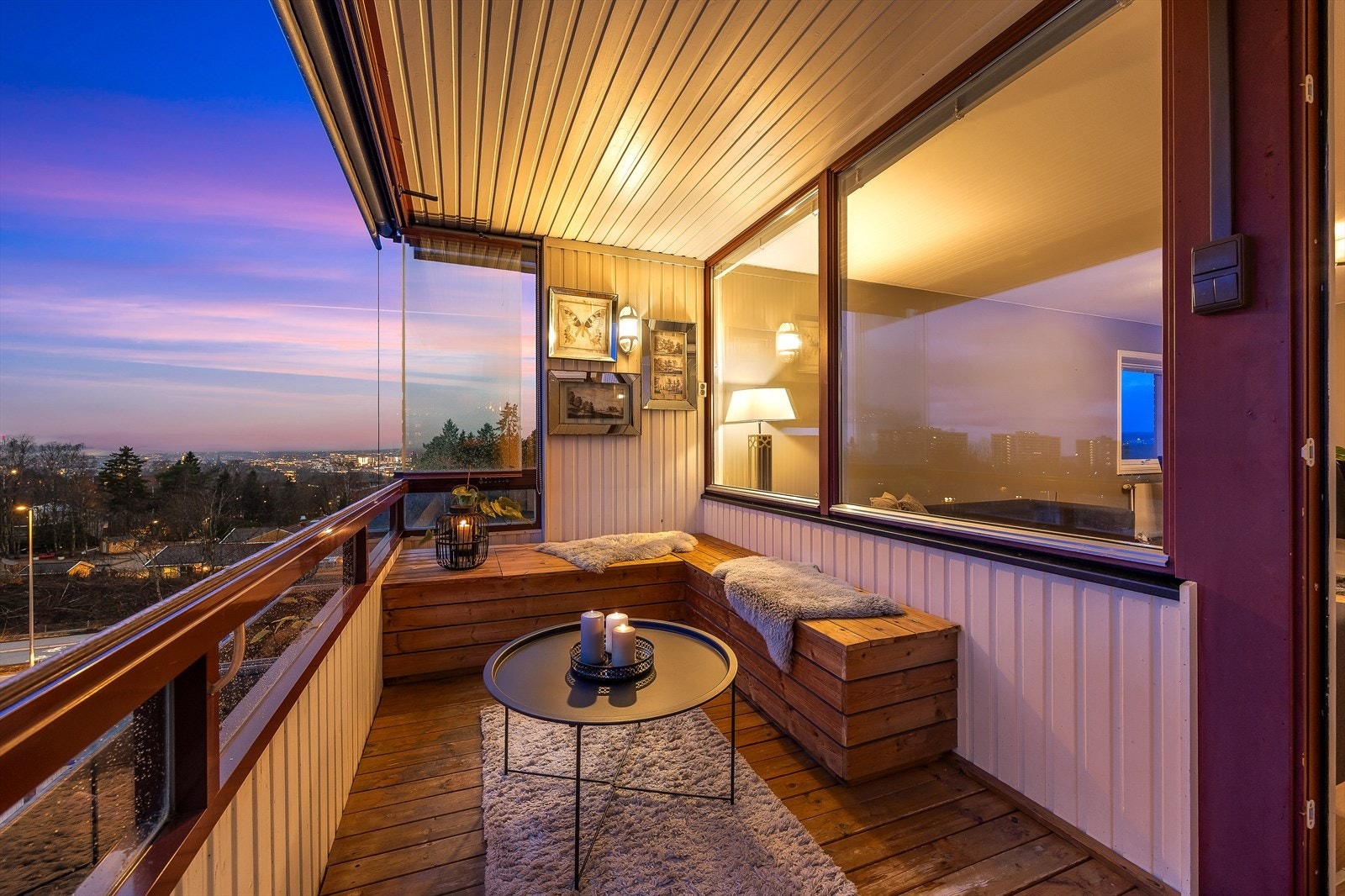 Skyveglassene på balkongen gir fleksibel bruk og skjermer for vær og vind Galleribilde