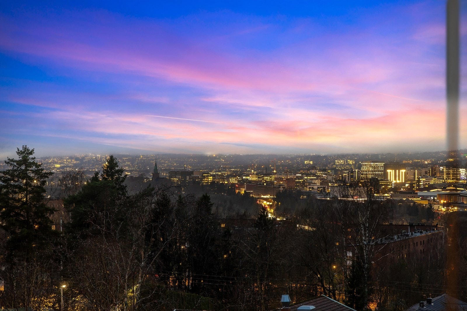 Flott og langstrakt utsikt over byen Galleribilde