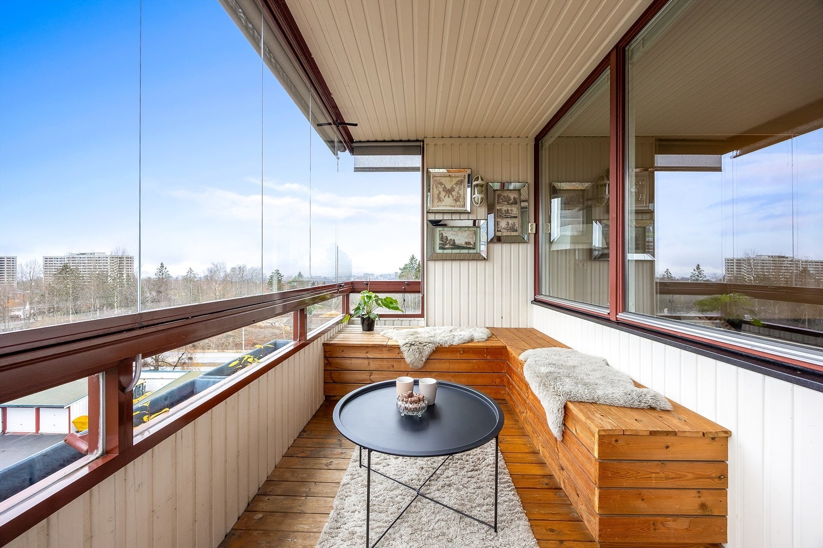 På balkongen er det montert utvendig solskjerming, belysning og utestikk Galleribilde