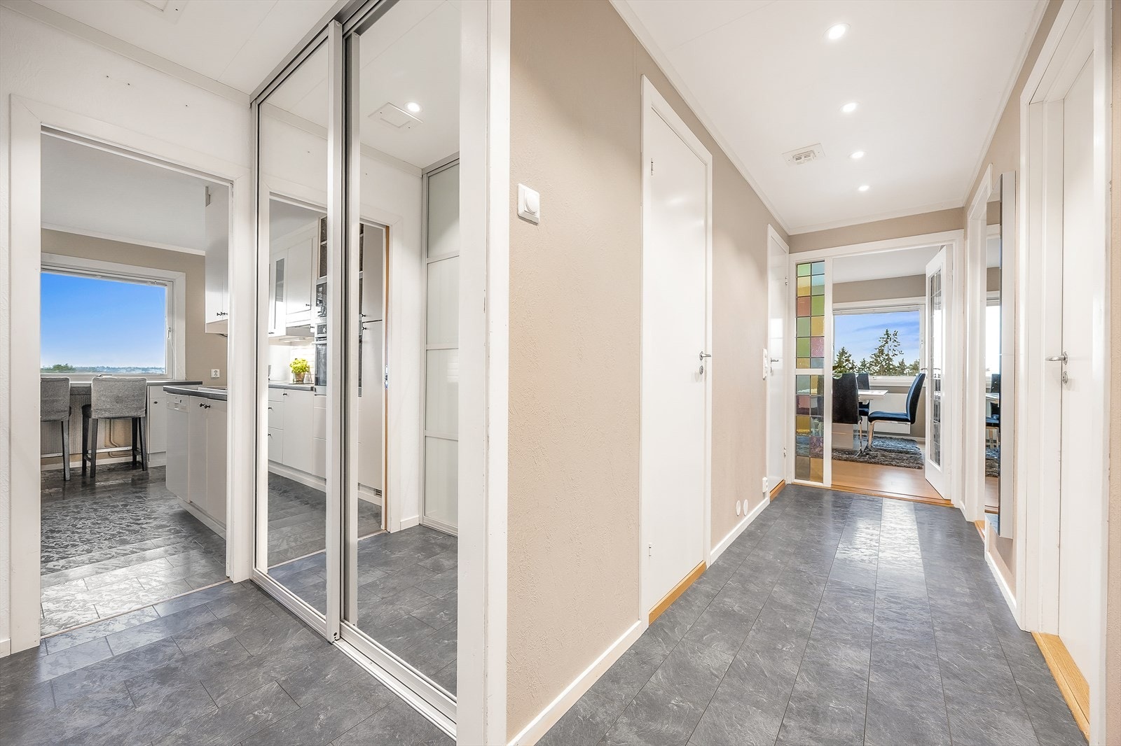 Innenfor døren kommer du inn i en praktisk og innbydende entré Galleribilde