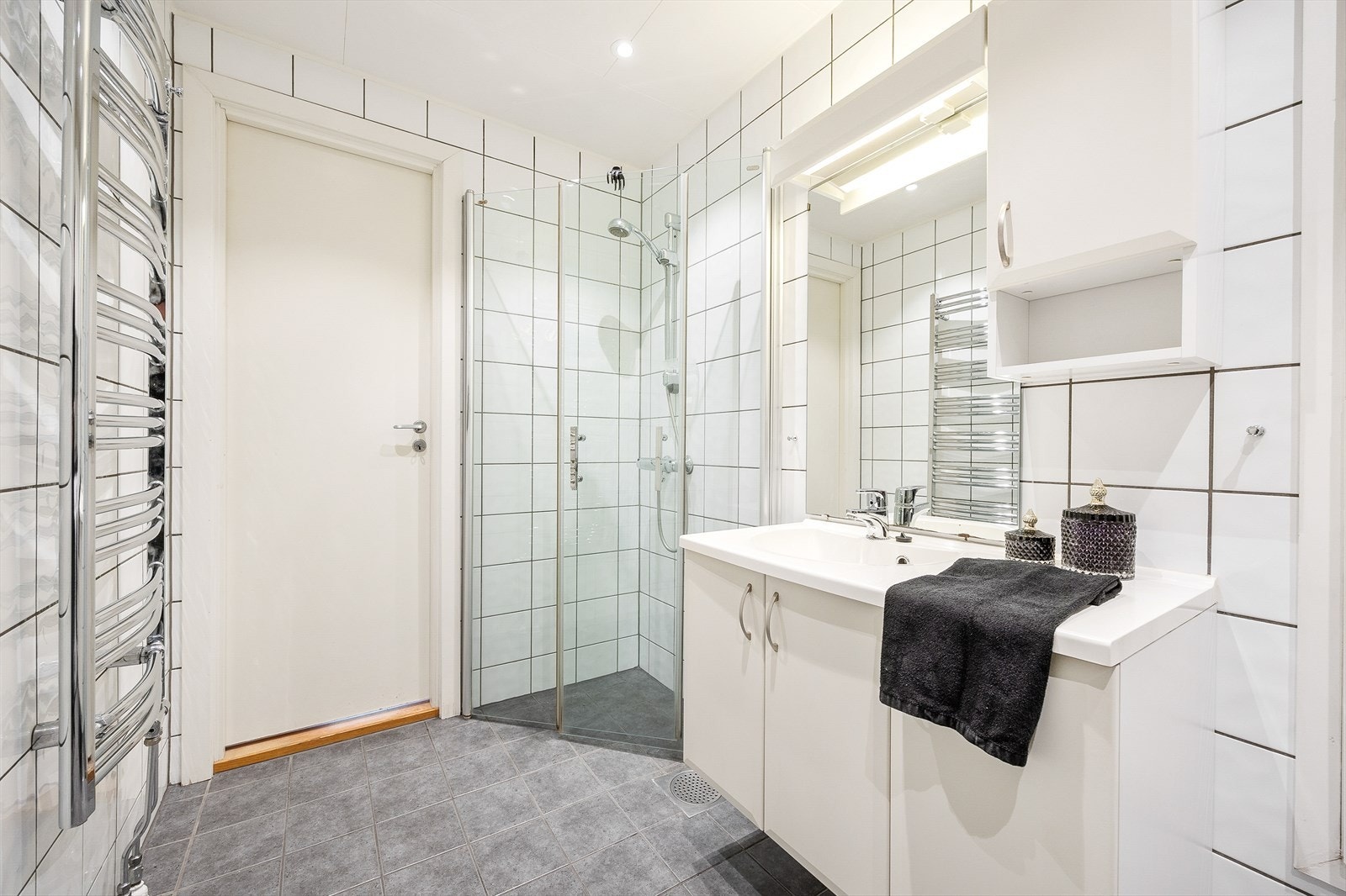 Pent flislagt bad, oppusset i 2008, med downlights i himlingen Galleribilde