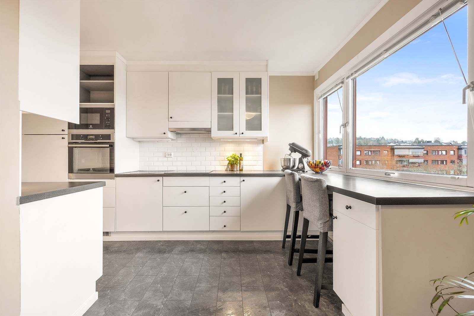 Den moderne innredningen ble montert i 2008 og har slette fronter, vitrineskap og laminerte benkeplater Galleribilde