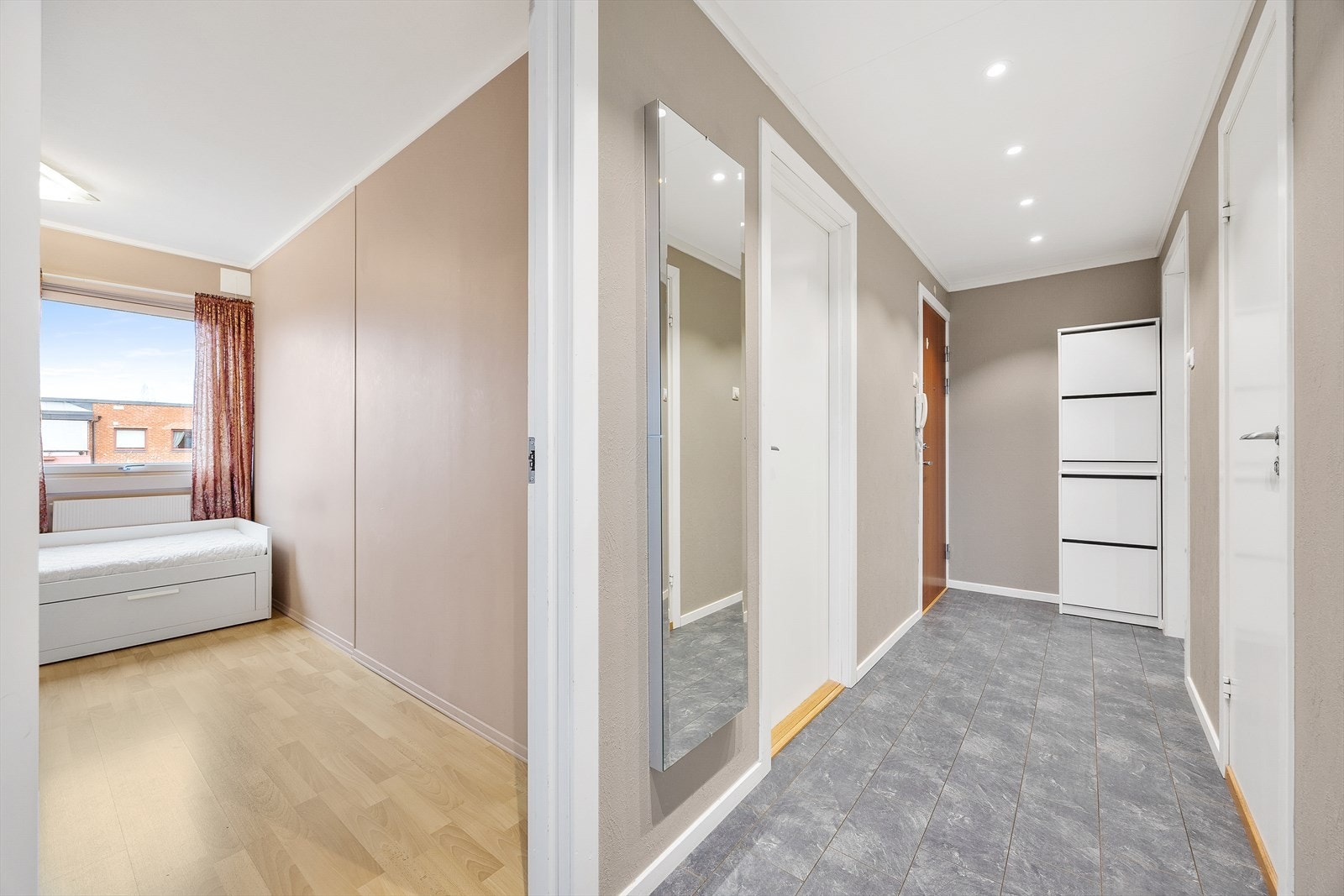 Det er lagt beskyttende laminatfliser på gulvet Galleribilde