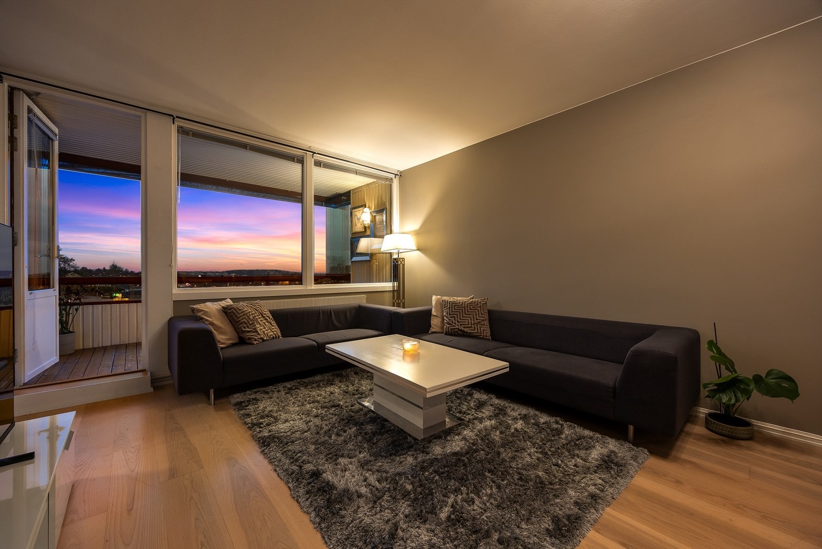 Fra stuen er det direkte utgang til den innglassede balkongen Galleribilde