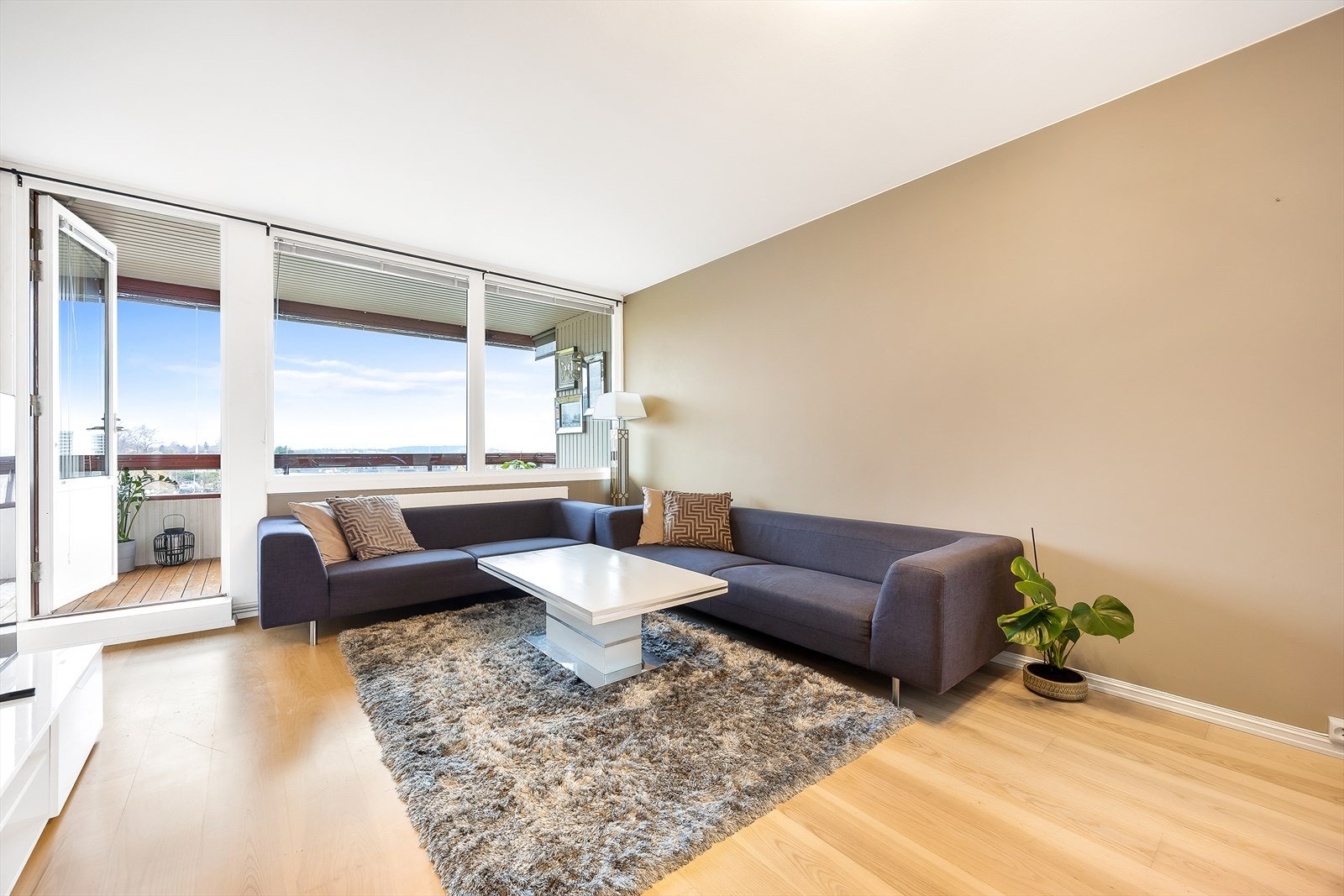 Fra stuen er det utgang til balkongen Galleribilde