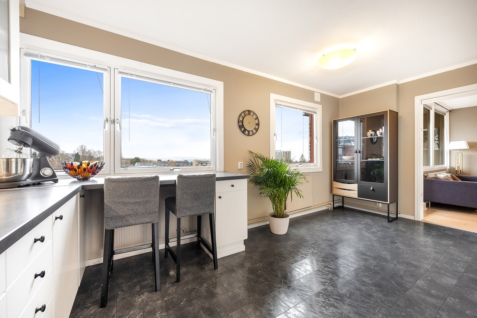 Det er også en frokostbar ved vinduet, i forbindelse med innredningen Galleribilde