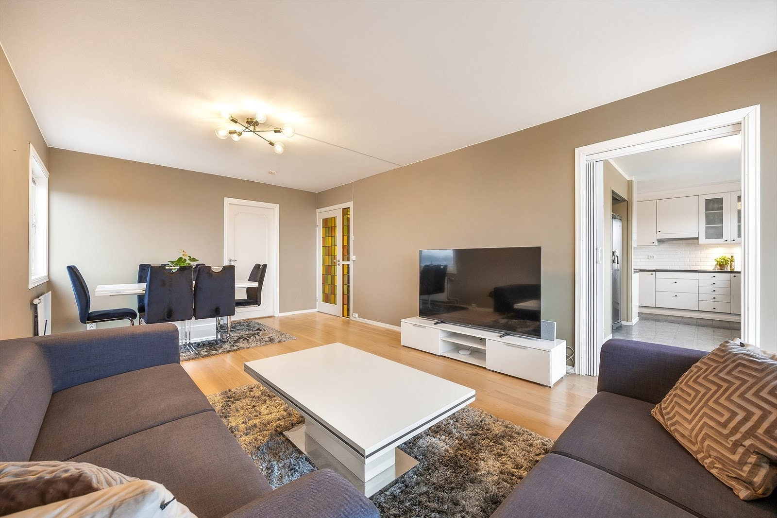 Boligen varmes opp med vannbåren varme via radiatorer tilknyttet et felles varmeanlegg Galleribilde