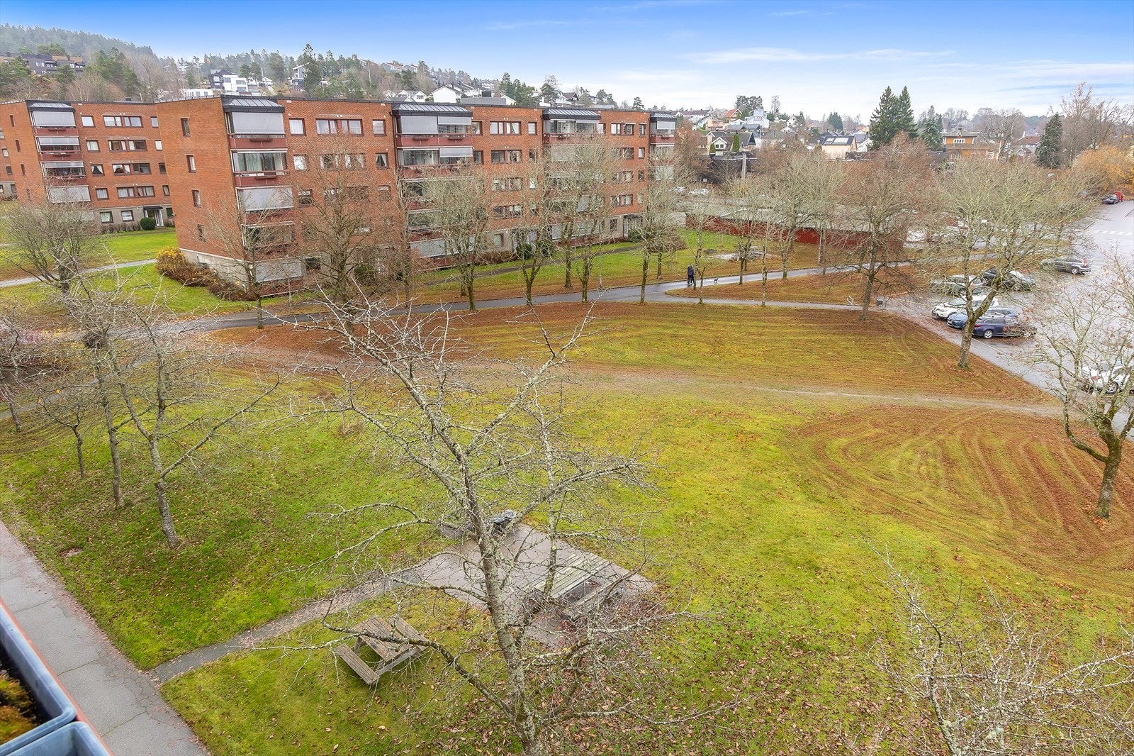 Utsyn fra balkongen ned til borettslagets grøntarealer Galleribilde