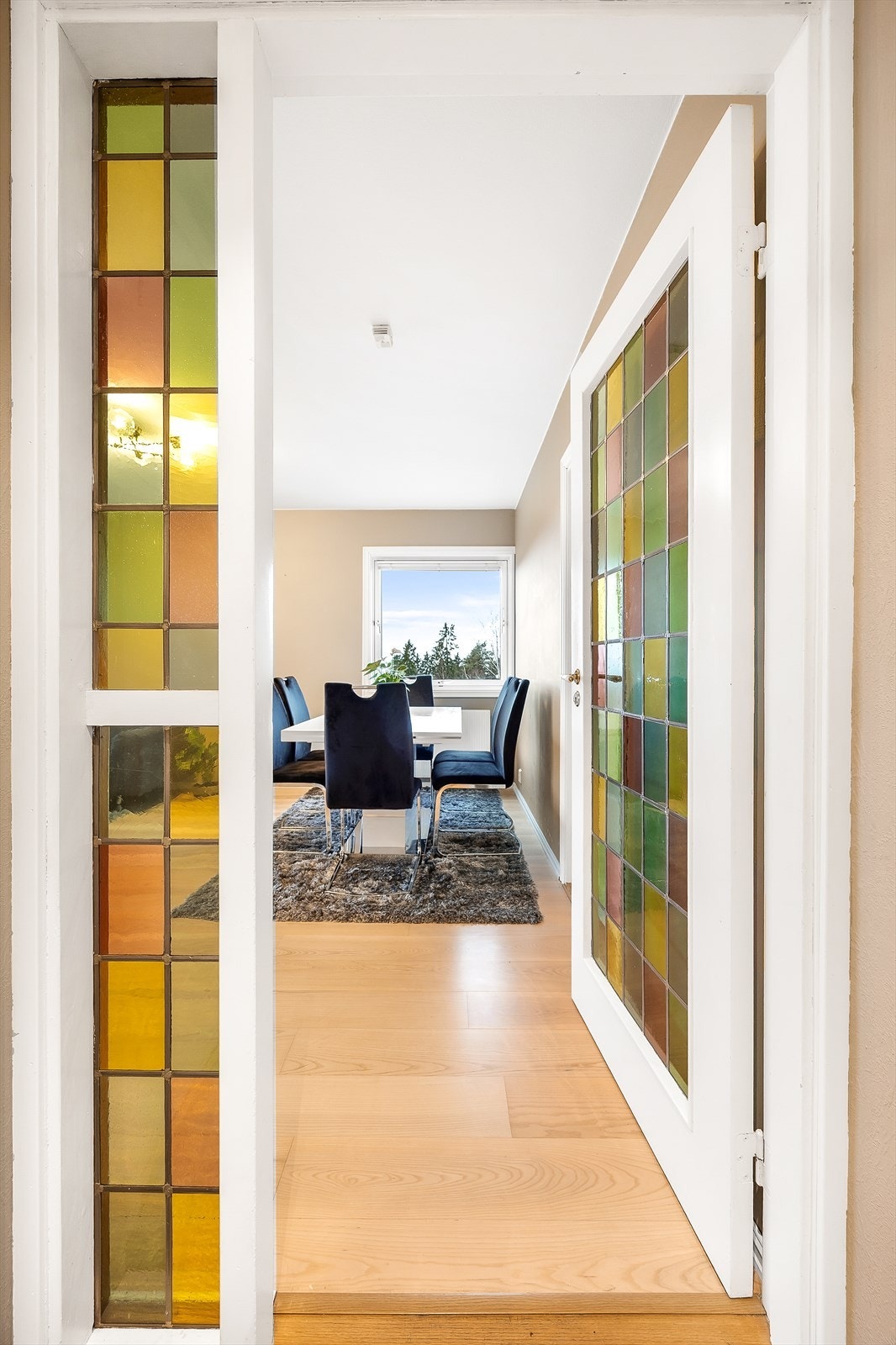 Fargerike glassvinduer skiller gangen og stuen Galleribilde