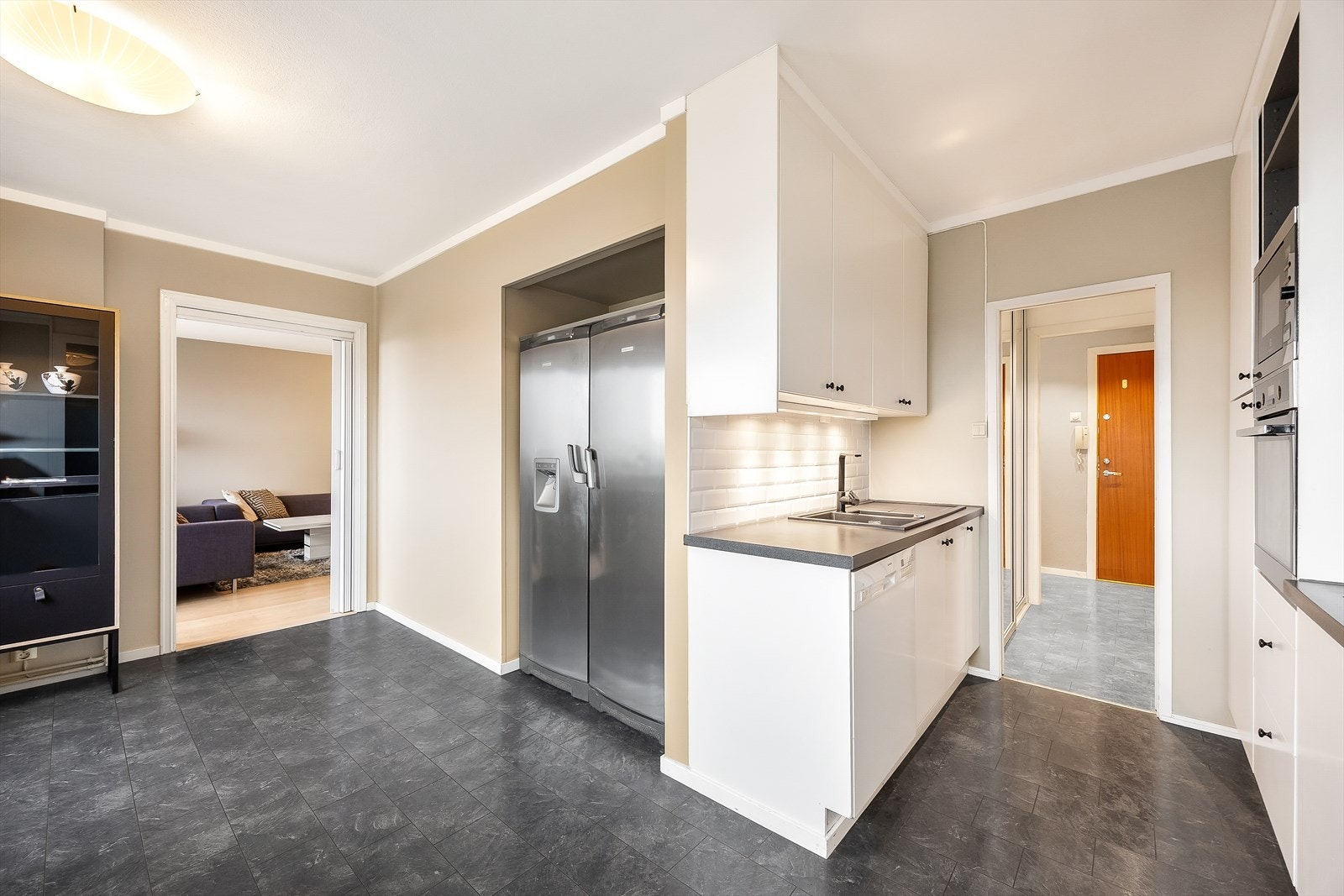 I innredningen er det integrert stekeovn og mikro i ståhøyde, platetopp og oppvaskmaskin, samt opplegg og plass til dobbelt kjøleskap i nisje Galleribilde