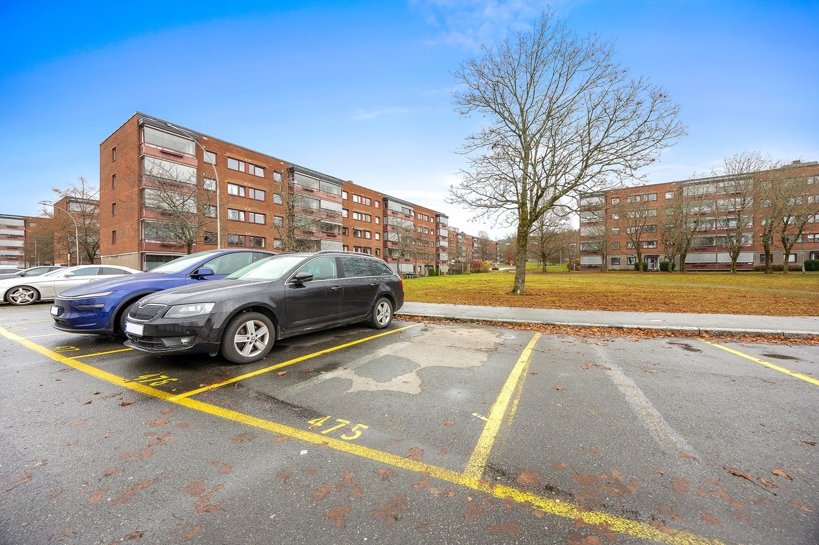 Boligen disponerer en parkeringsplass på felles biloppstillingsplass Galleribilde