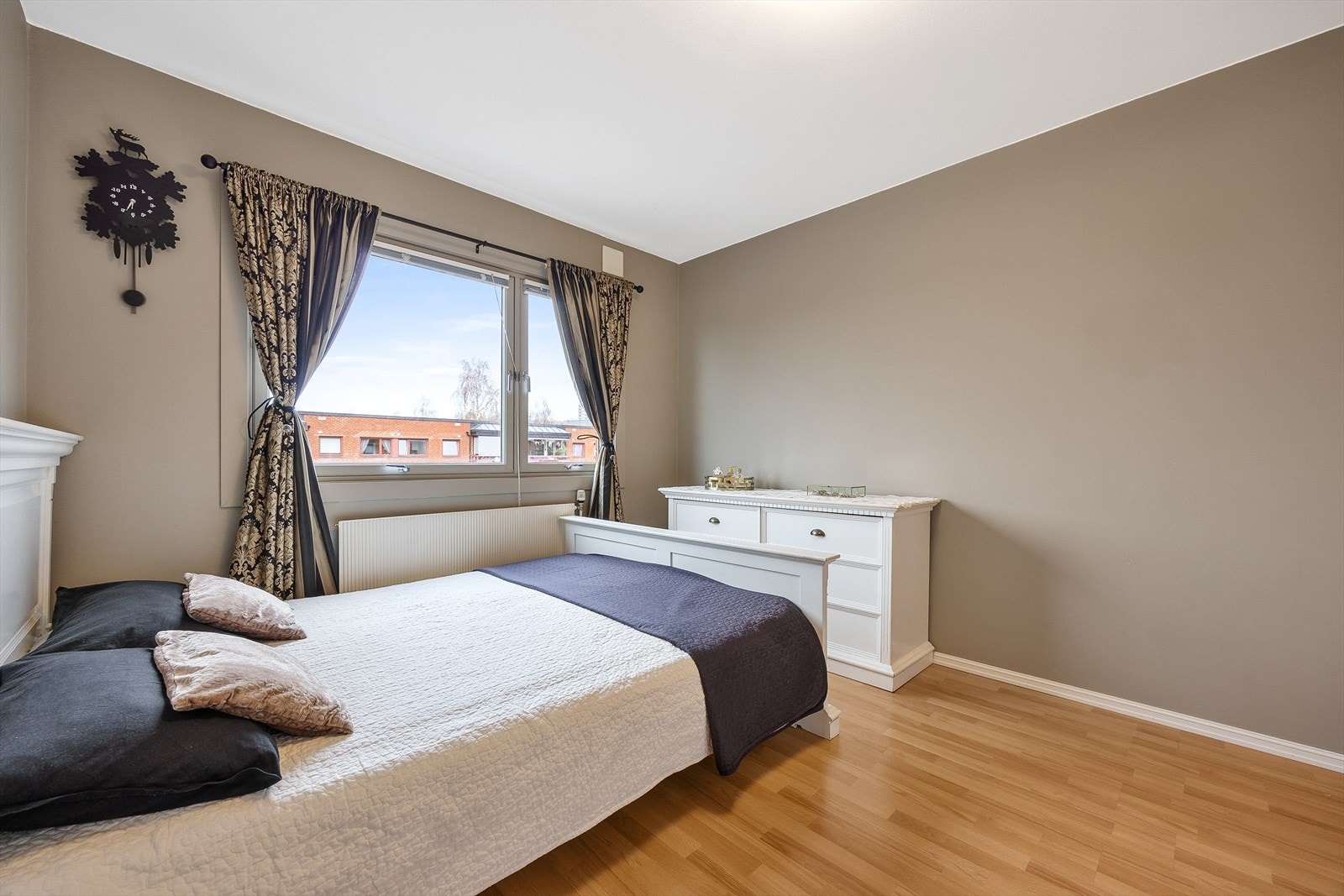 Det største soverommet har god plass til dobbeltseng, nattbord og kommode Galleribilde