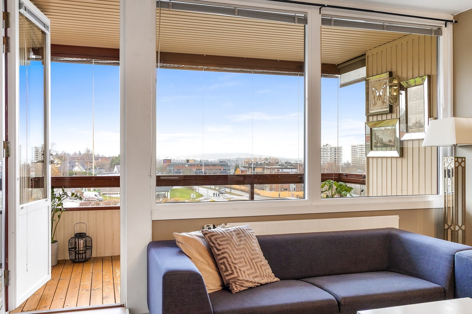 Det er åpen og fin utsikt, også innefra stuen Galleribilde