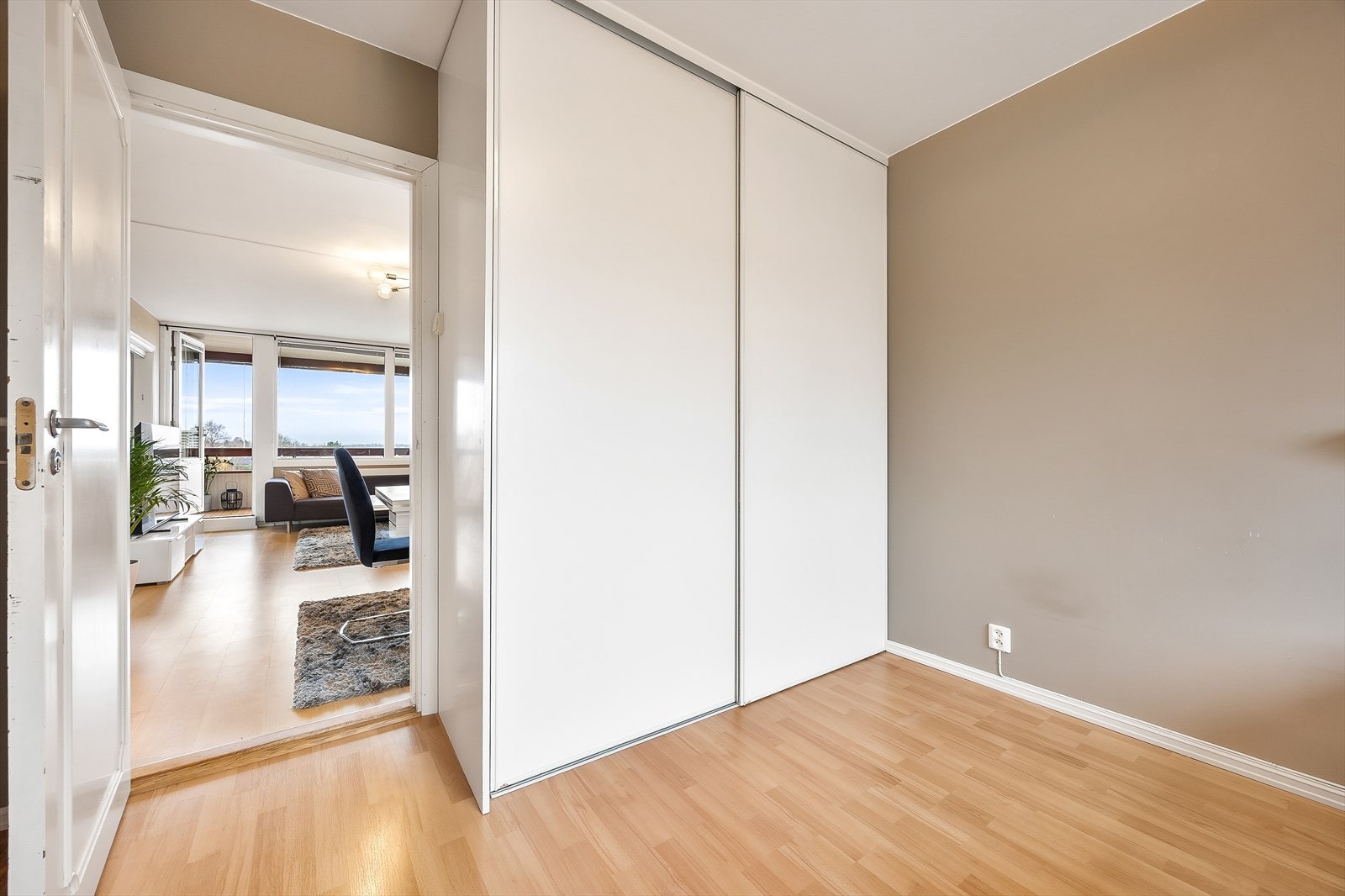 Her medfølger skyvedørsgarderobe Galleribilde