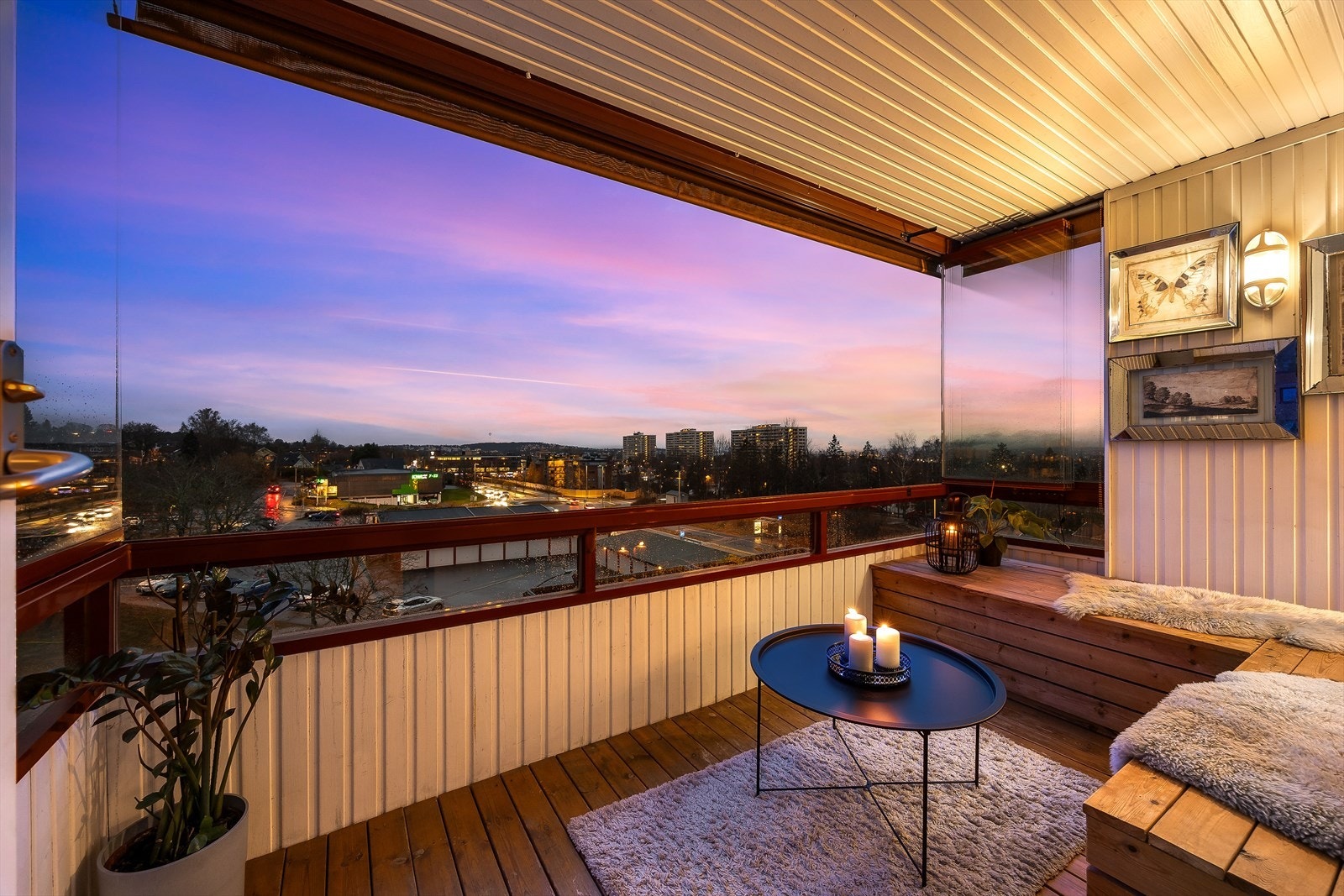 Innholdsrik 4-roms familieleilighet med lys og romslig endeløsning, stor innglasset balkong og medfølgende parkeringsplass Galleribilde