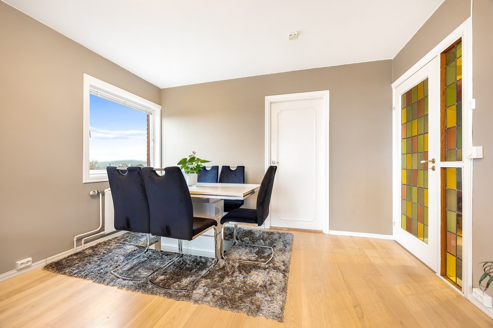 Overflatene er malt i duse og tidsriktige farger, og gulvet er belagt med laminat Galleribilde