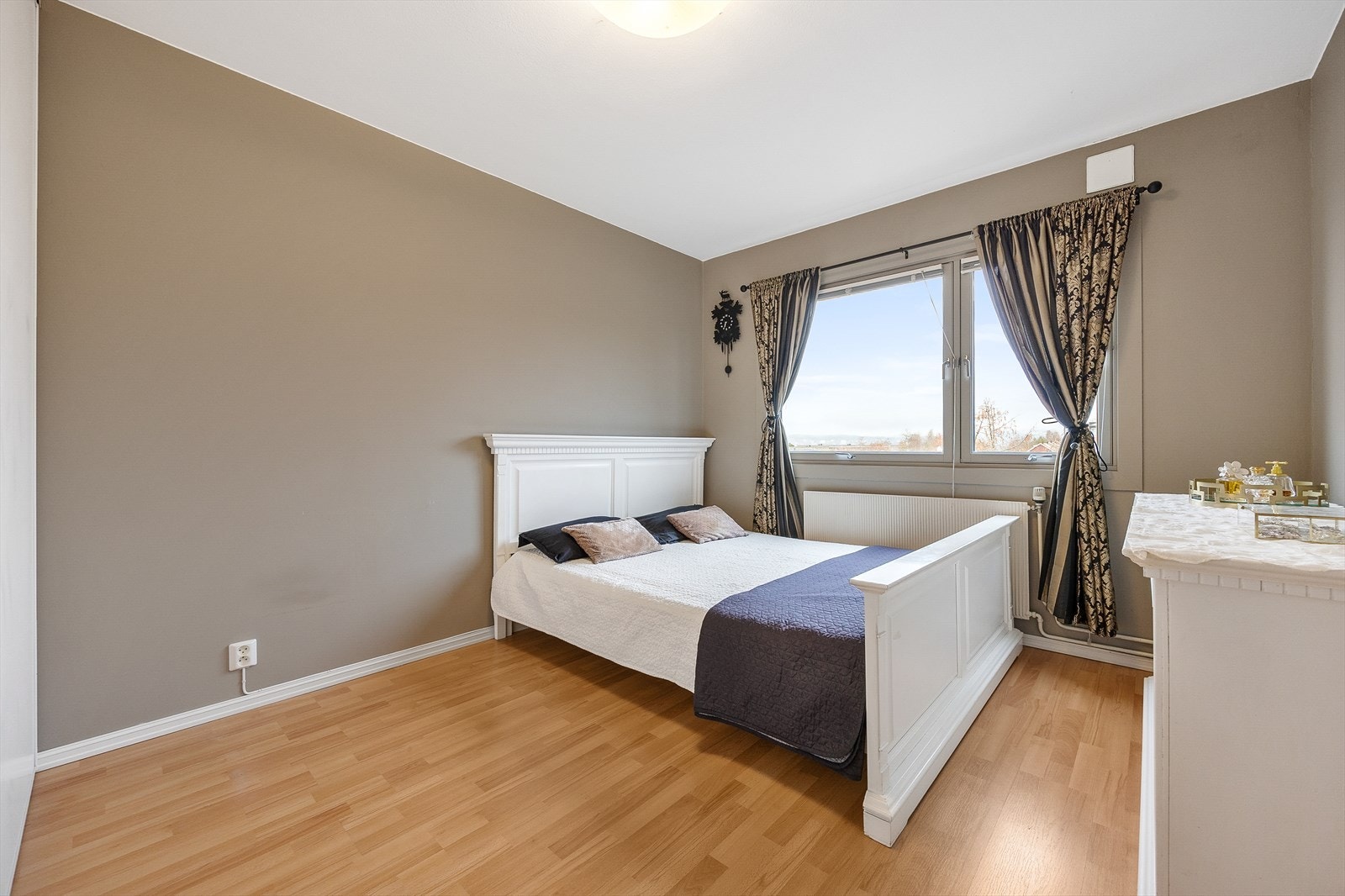 Leiligheten har tre romslige og samtidig lune soverom Galleribilde