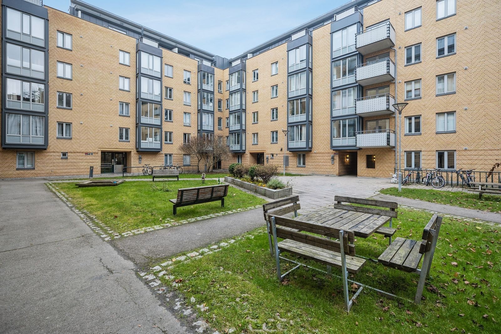 Hyggelig bakgård for beboerne, felles takterrasse med heisadkomst Galleribilde