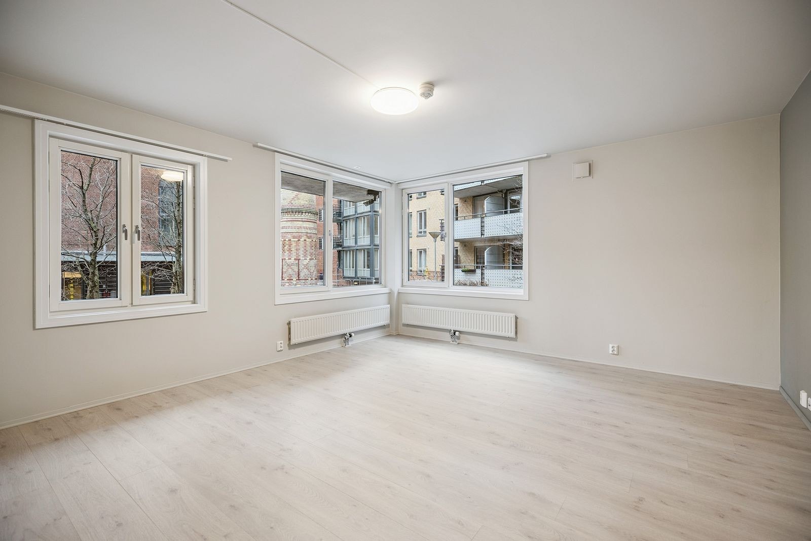 Store oppholdsrom, lys hjørnestue med plass til sofa og spisebord Galleribilde