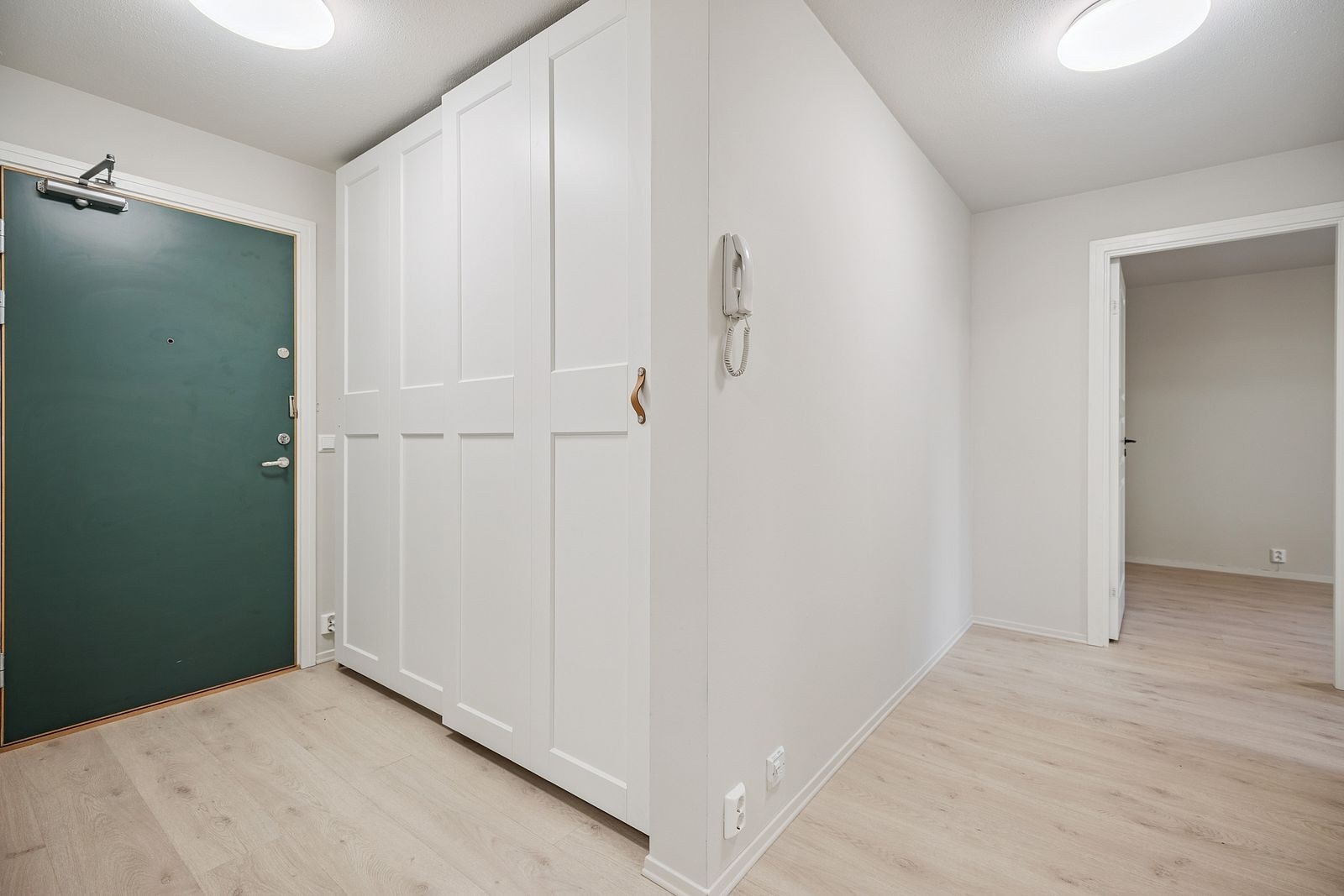 Entré med plassbygd garderobe Galleribilde