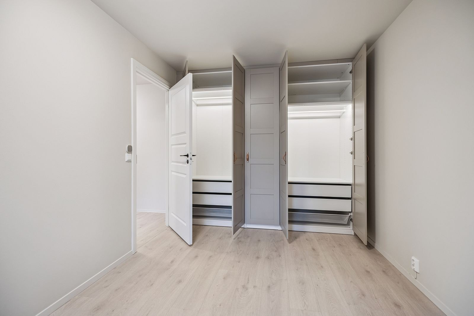 Stort hovedsoverom med plassbygd garderobe. Galleribilde