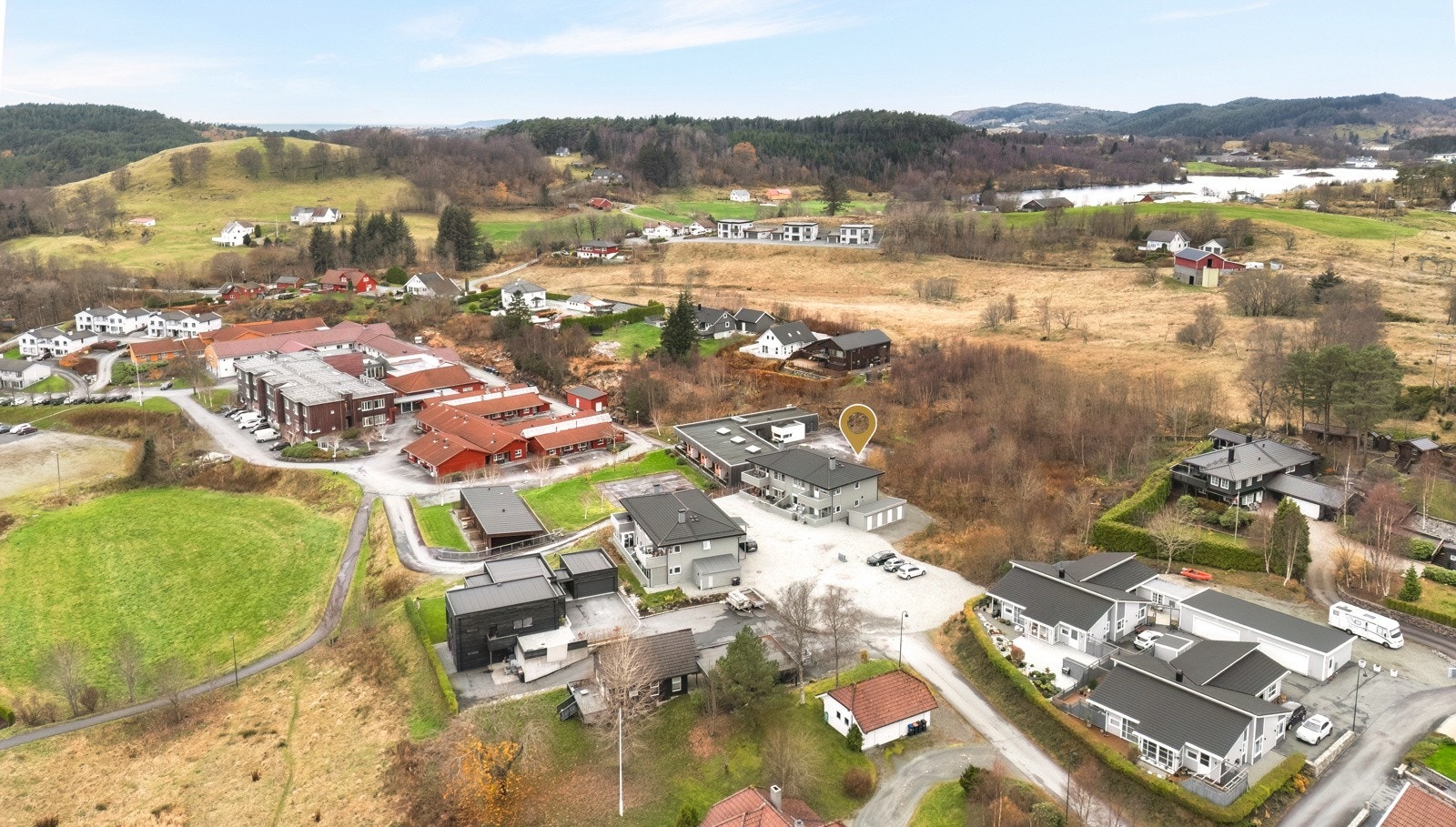 Sentral beliggenhet like ovenfor Sveio sentrum Galleribilde