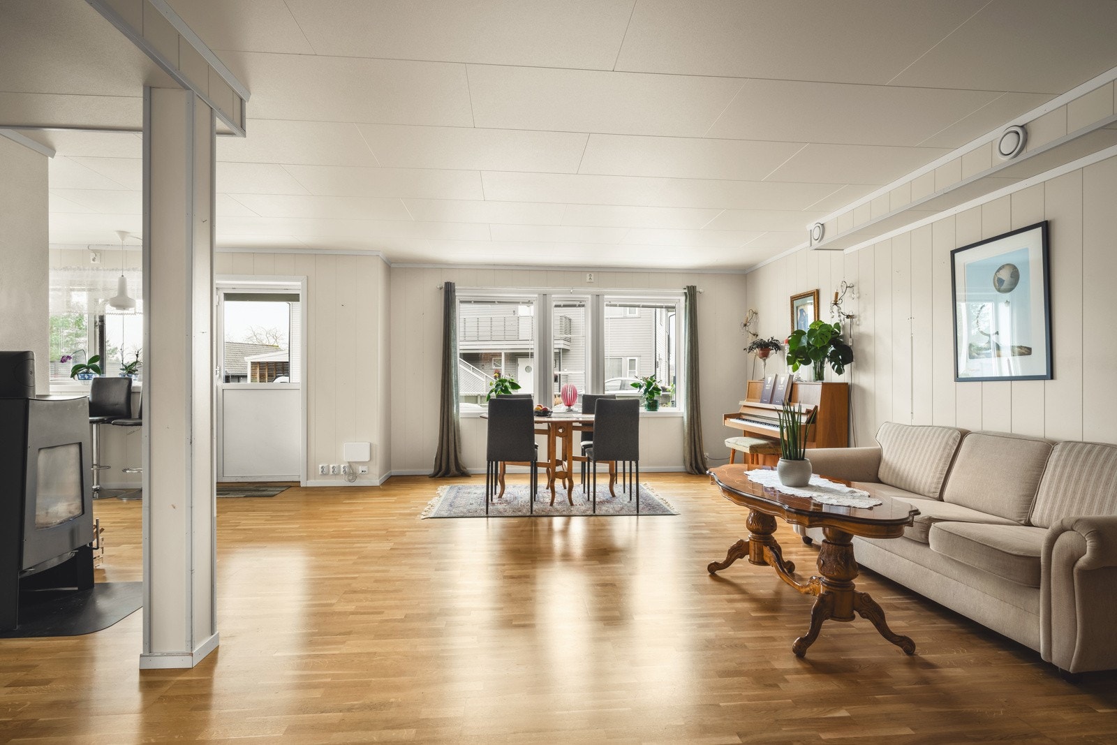 Leiligheten har en stor stue med utgang til terrasse Galleribilde