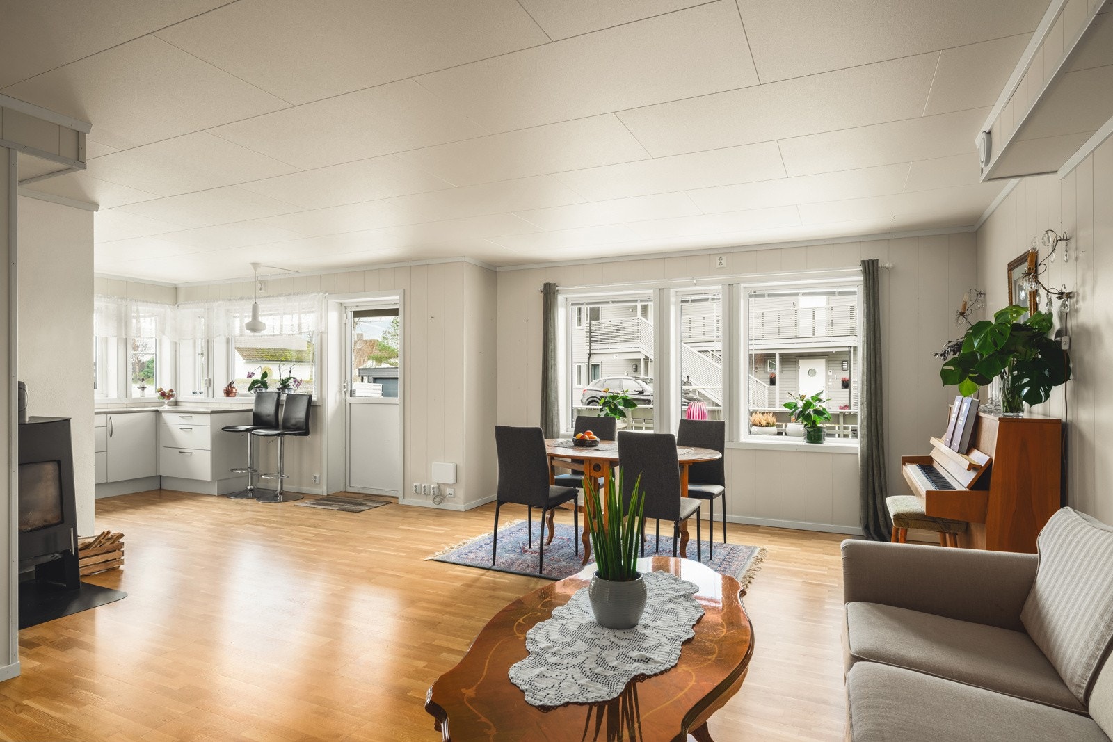 Stue og kjøkken i åpen løsning Galleribilde