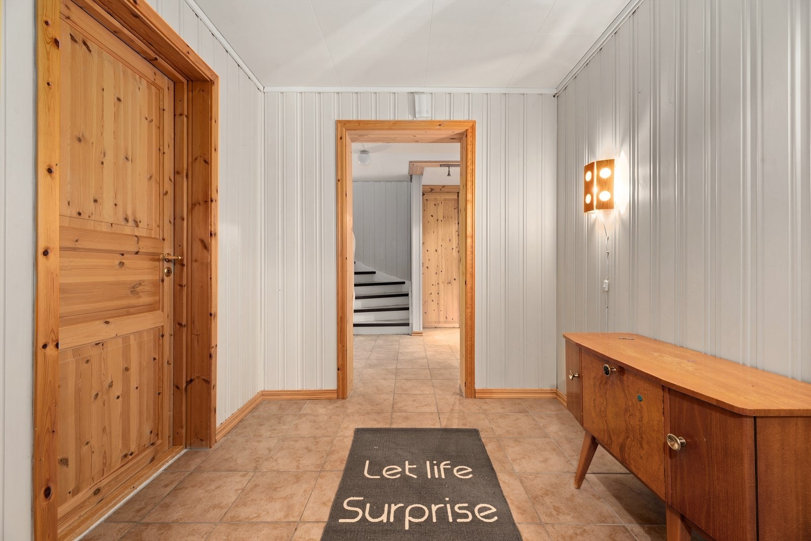 Velkommen inn i Sokkel. Flislagt gulv med gulvvarme. Galleribilde