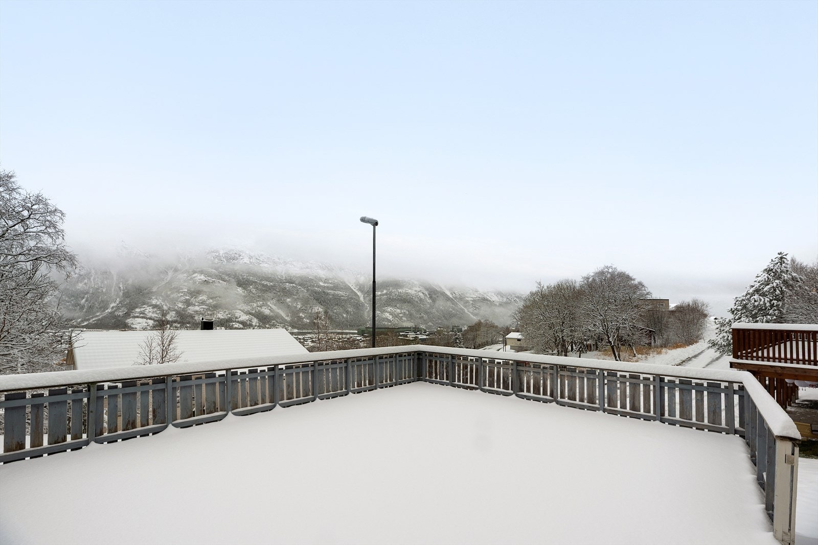 Stor terrasse etablert over garasje/carport. Galleribilde