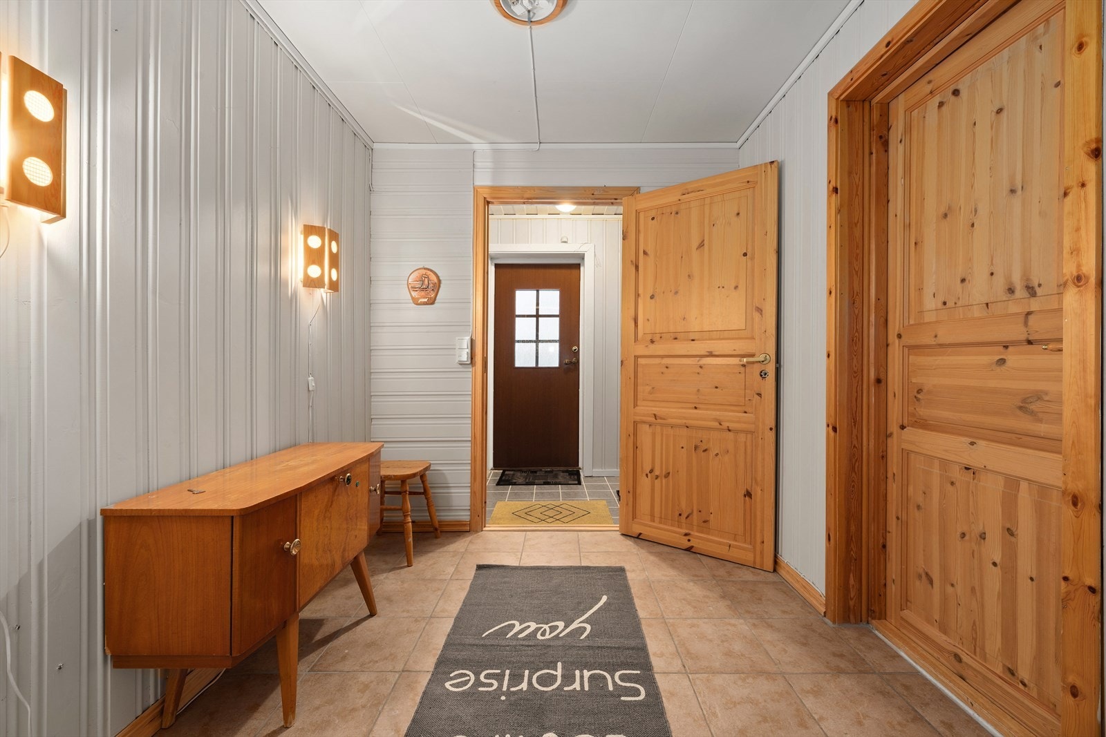 Fra hall/gang mot yttergang. Varme i gulv i hele gangen unntatt yttergang. Galleribilde