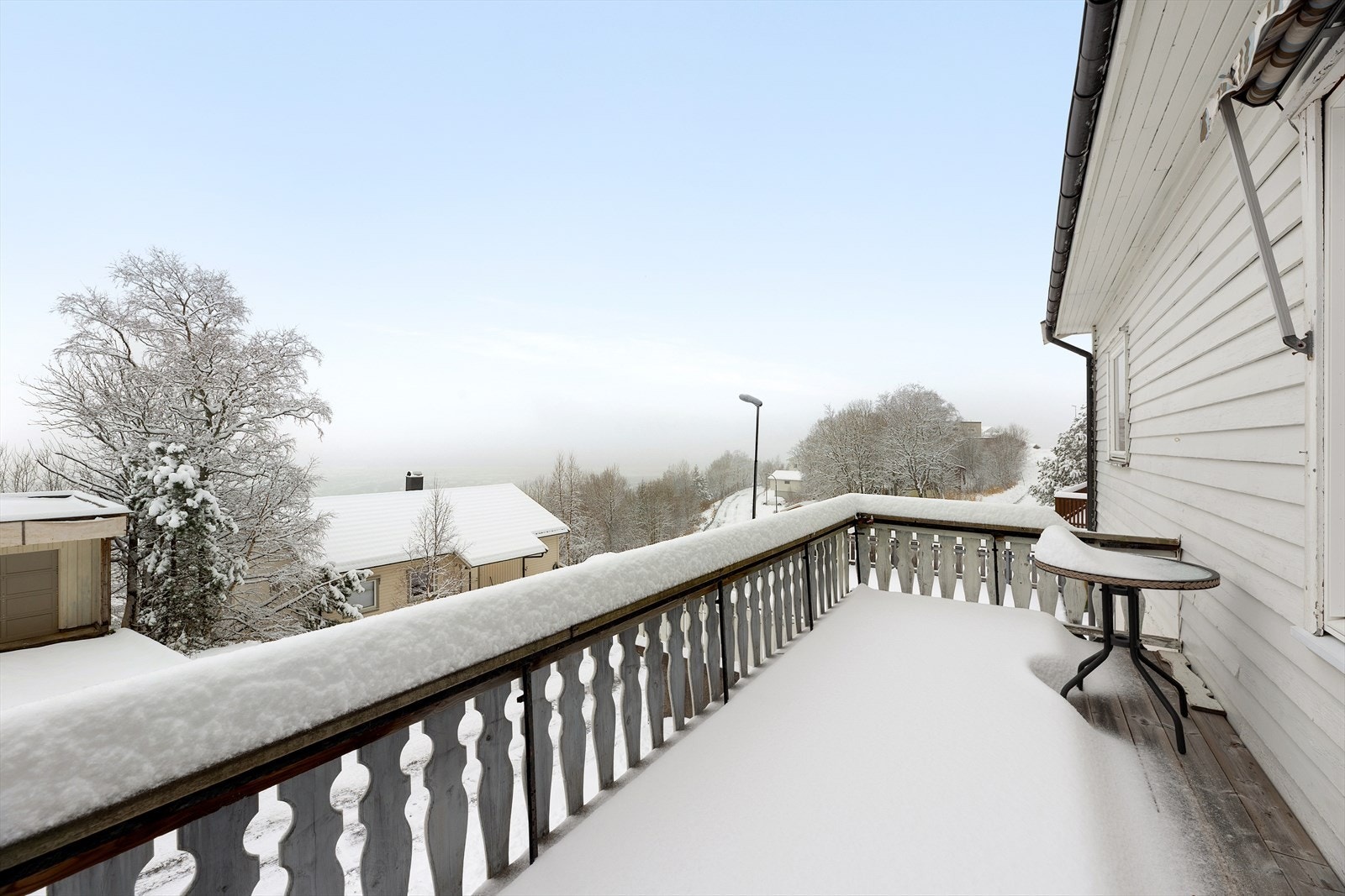 Veranda i hovedplan seksjon 1. Dette er en bolig med potensiale, men som har ronoverings/oppgraderingsbehov. Galleribilde