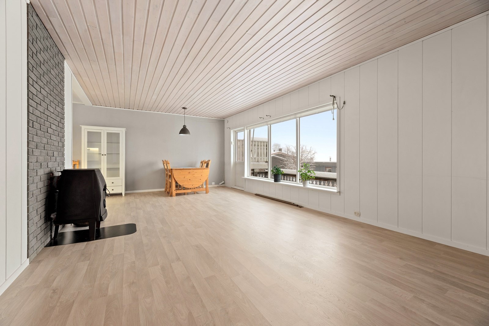 Lys og hyggelig stue i hovedplan som ble pusset opp i 2017. Galleribilde