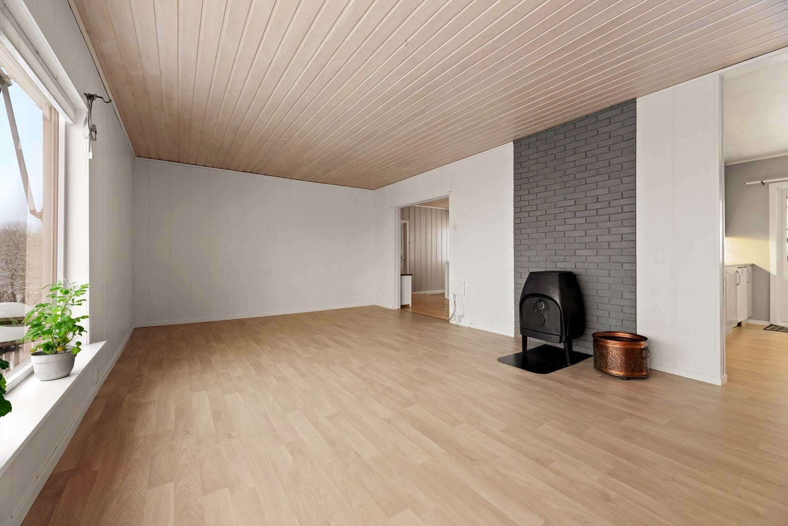 Fra stue mot kjøkken og gang. Stua gir plass til flere møbleringsmuligheter. Galleribilde