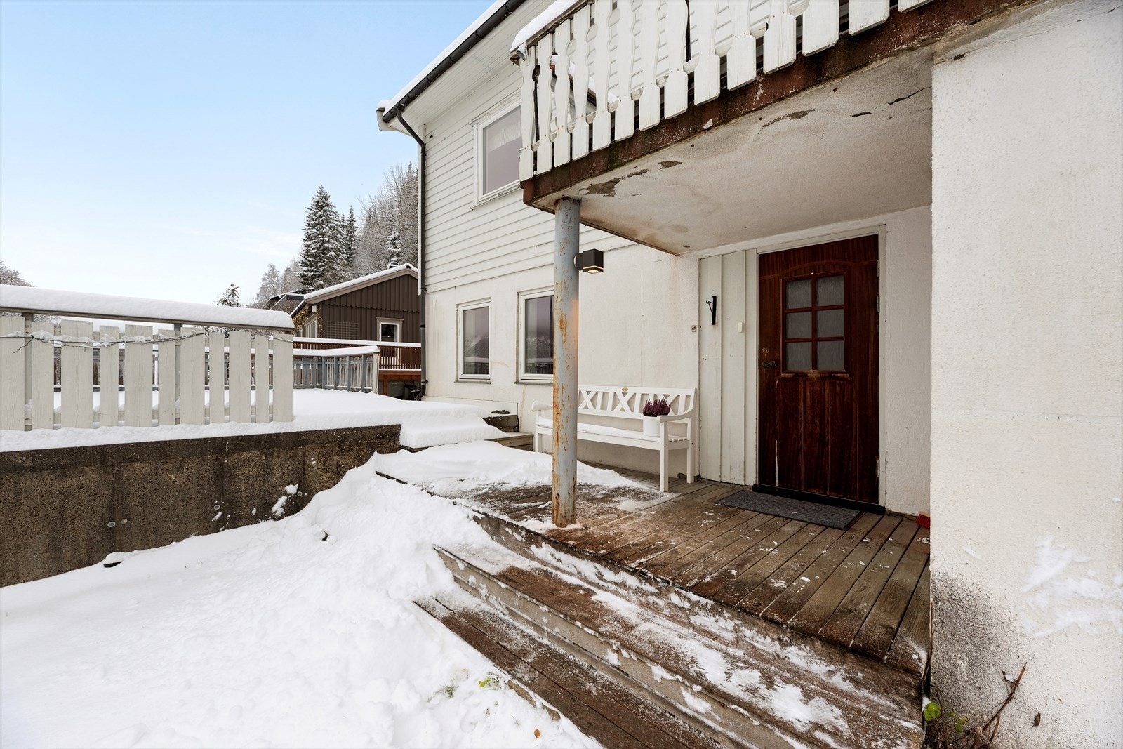 Inngangsparti seksjon 1. Her ser du at like ved innganspartiet er det en liten trapp til uteplassen som er etablert over garasje/carport. Galleribilde