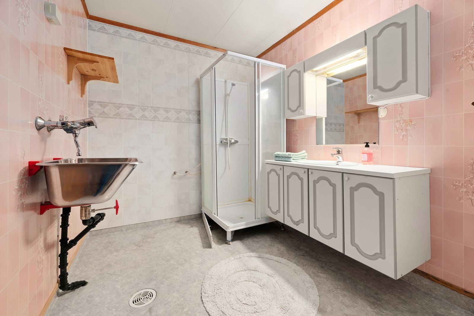 Bad/vaskerom i sokkel seksjon 2. I tillegg er det et toalettrom med servant i hovedplan. Galleribilde