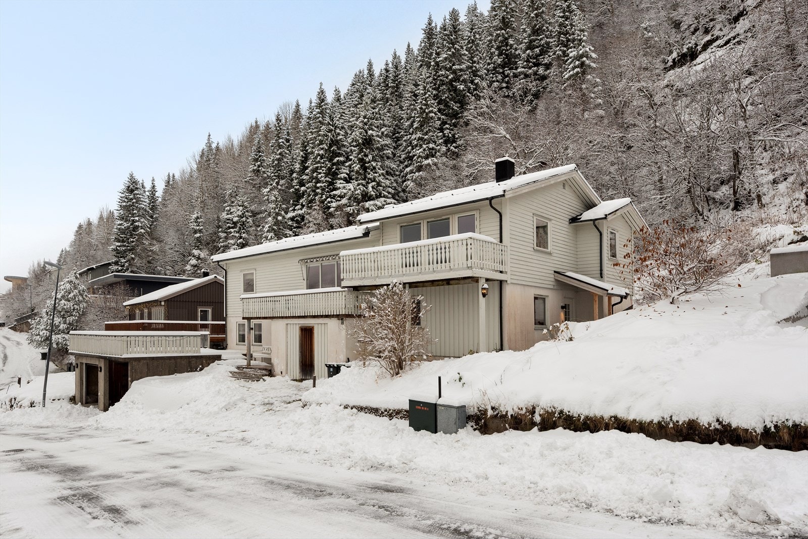 Her finner du 2 boenheter. Du kan f.eks. selv bo i seksjon 1 og leie ut seksjon 2. Fint nabolag som består av småhusbebyggelse. Galleribilde