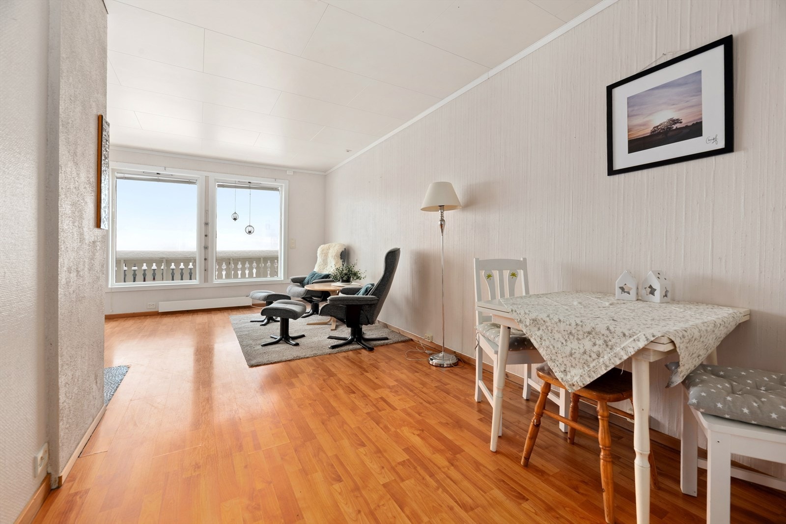 Rett ved køkkenet er det en fin sone som egner seg som spiseplass. Galleribilde