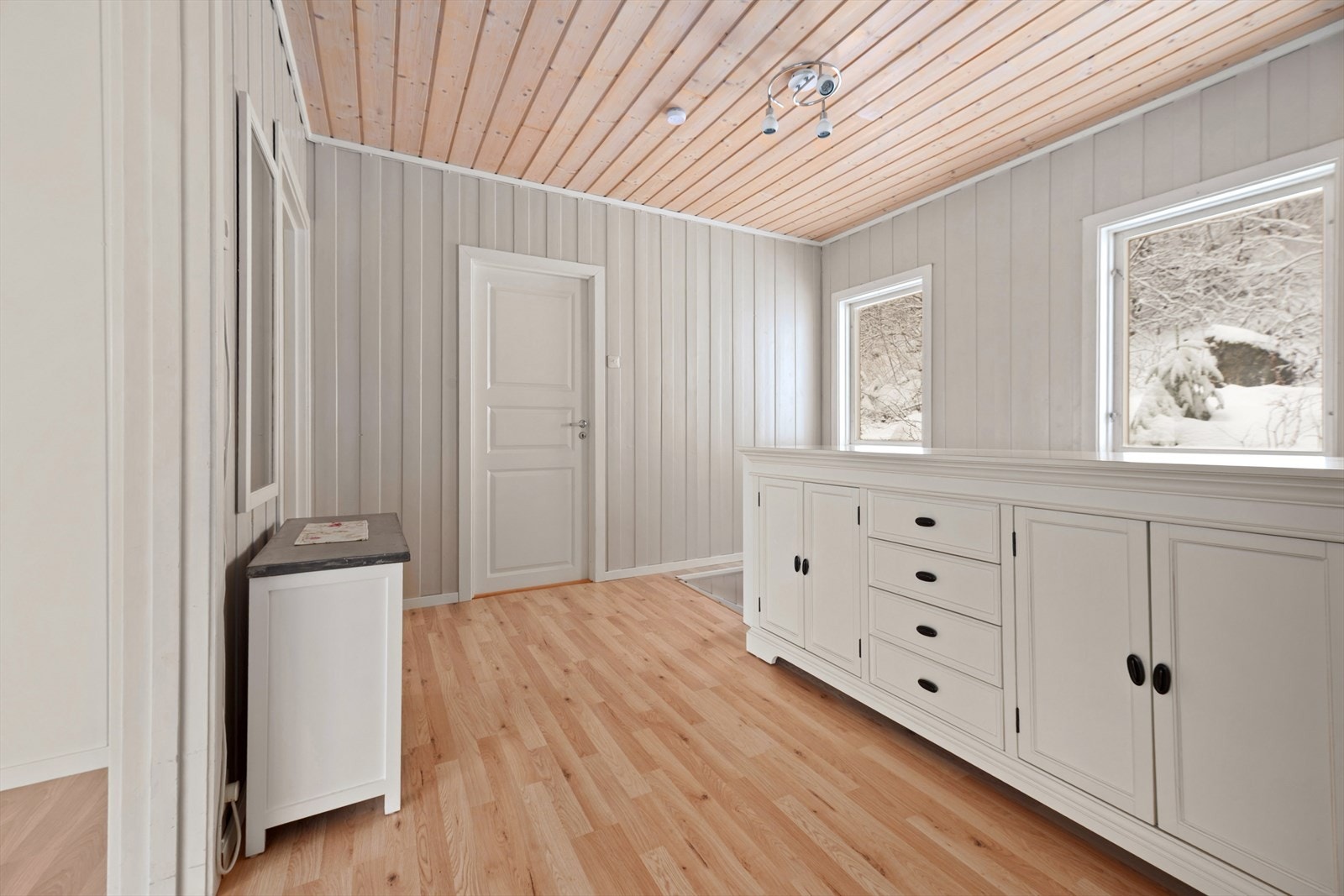 Gangen i hovedplan er lys og romslig. Trapp ned til sokkeletasjen hvor inngangspartiet er. Galleribilde