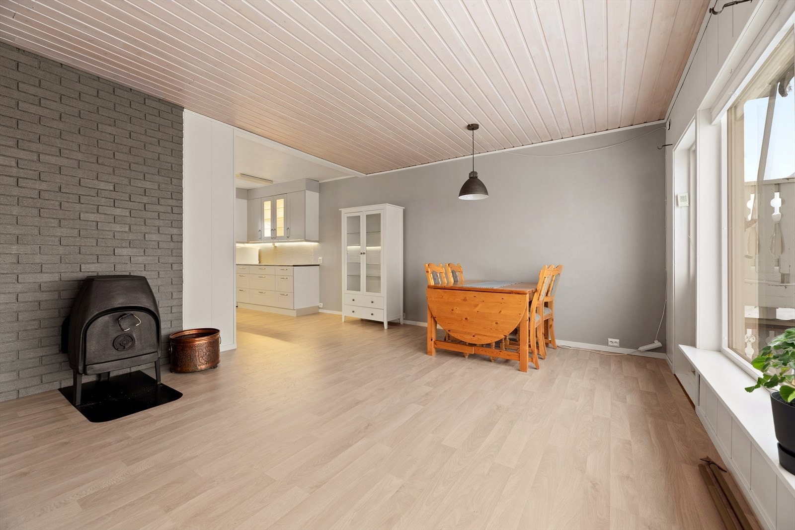 Åpent fra stua mot kjøkken. Vedovn montert. Galleribilde