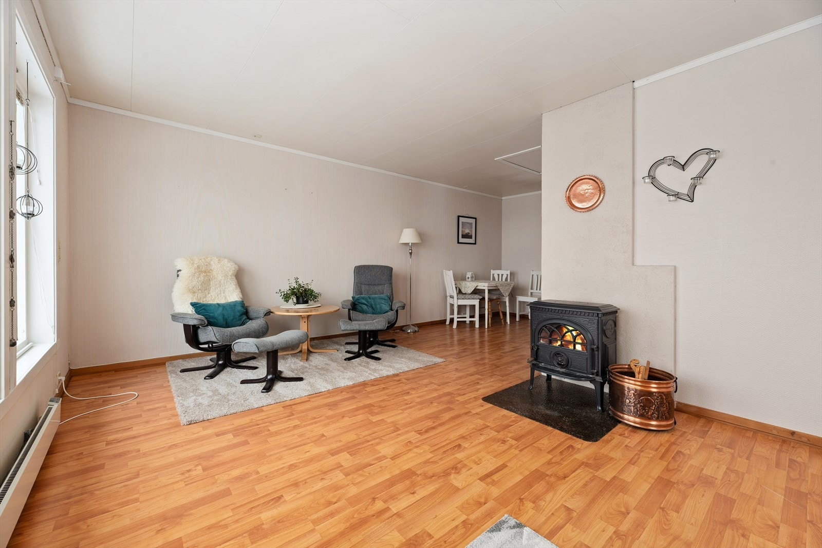 Velkommen til seksjon 2 som ble påbygg i 1987. Her fra stua som har montert vedovn. Galleribilde