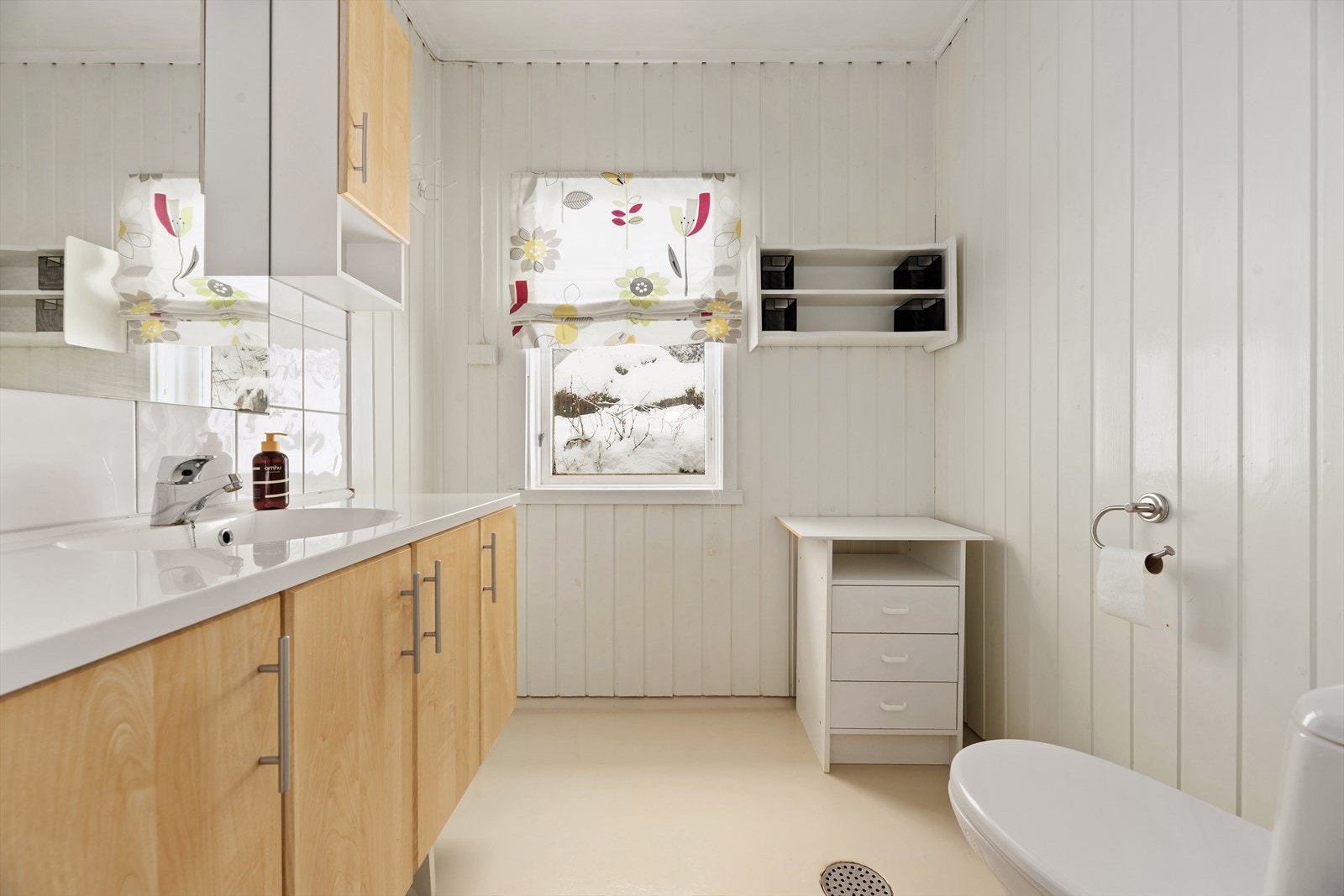 Toalettrom i hovedplan. Innredning som har godt med skapplass og heldekkende servant. Galleribilde