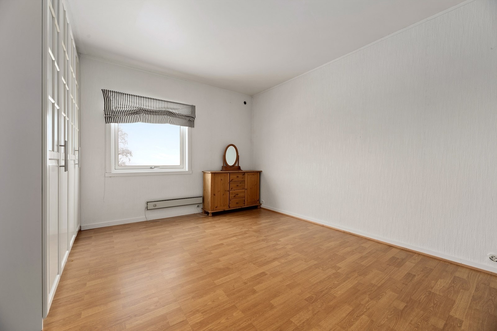 Soverom 1 i hovedplan. Stort fint garderobeskap. Galleribilde